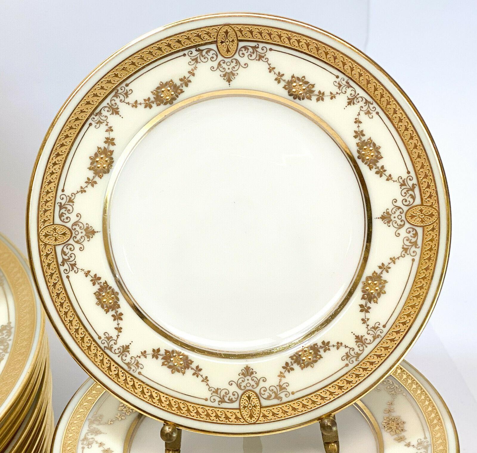 Lenox Porcelain Dinner Service for 12 In Good Condition For Sale In Pasadena, CA