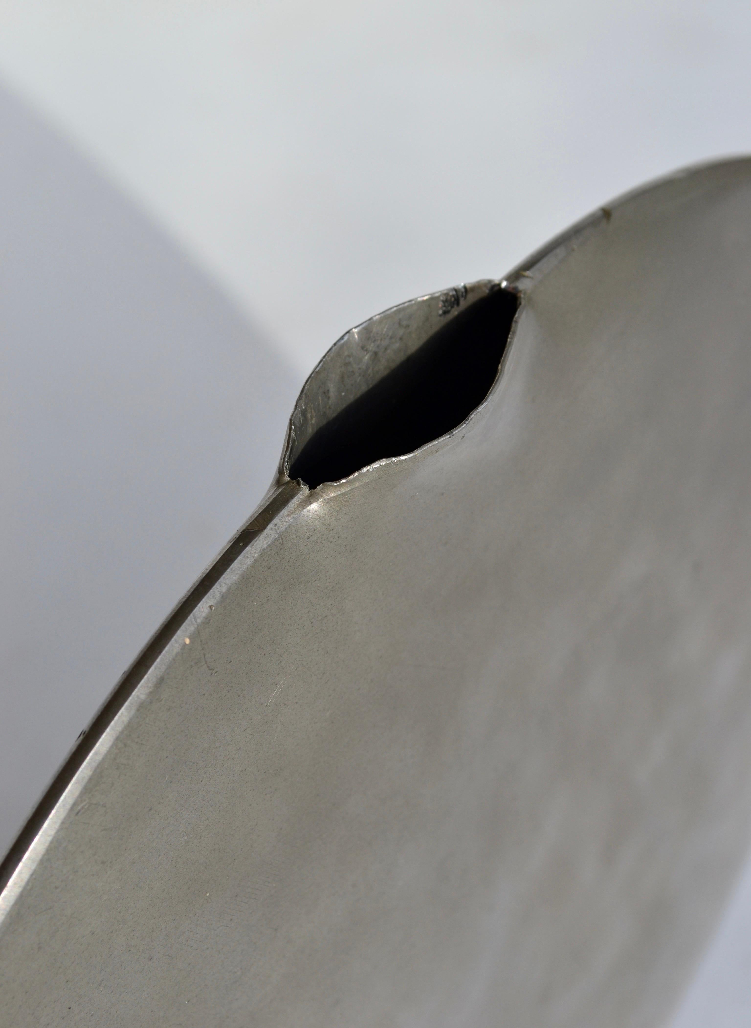 Vaso a forma di lente in peltro - Dinanderie francese, anni '70 in vendita 3