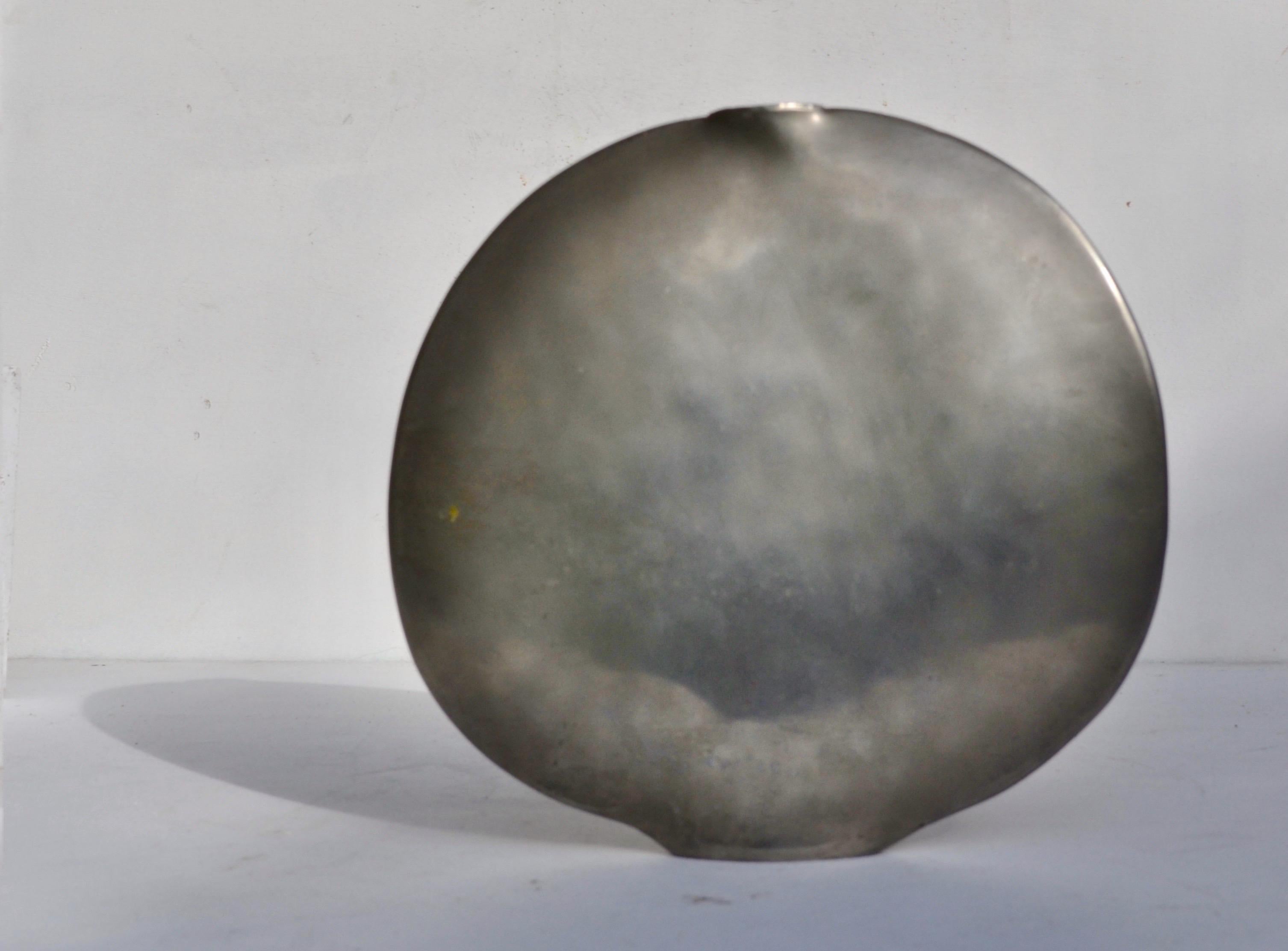 Vaso a forma di lente in peltro - Dinanderie francese, anni '70 in vendita 4