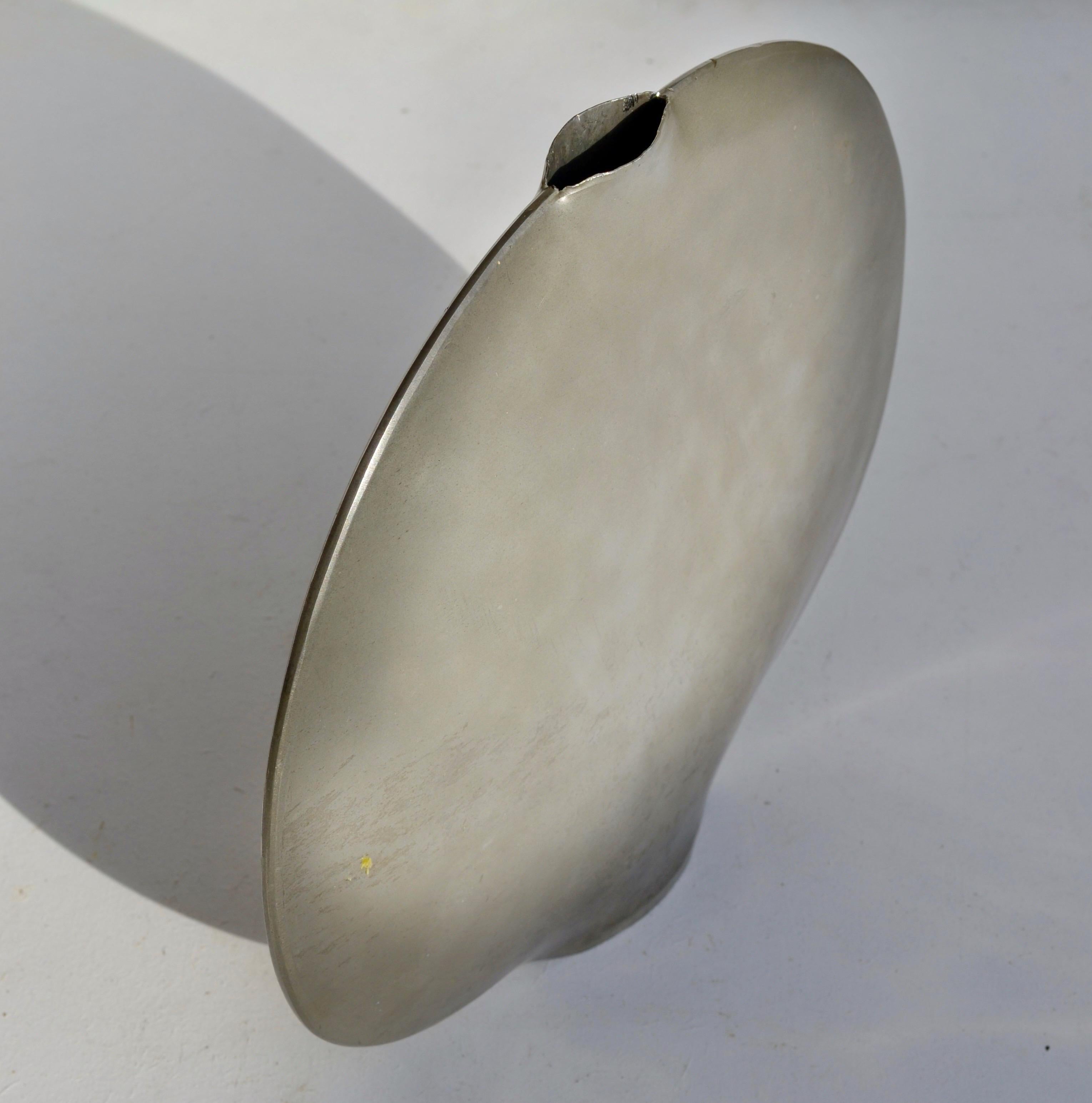 Vaso a forma di lente in peltro - Dinanderie francese, anni '70 in vendita 5