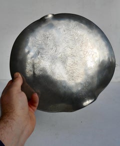 Jarrón de peltre con forma de lente - Obra Dinanderie francesa, años 70