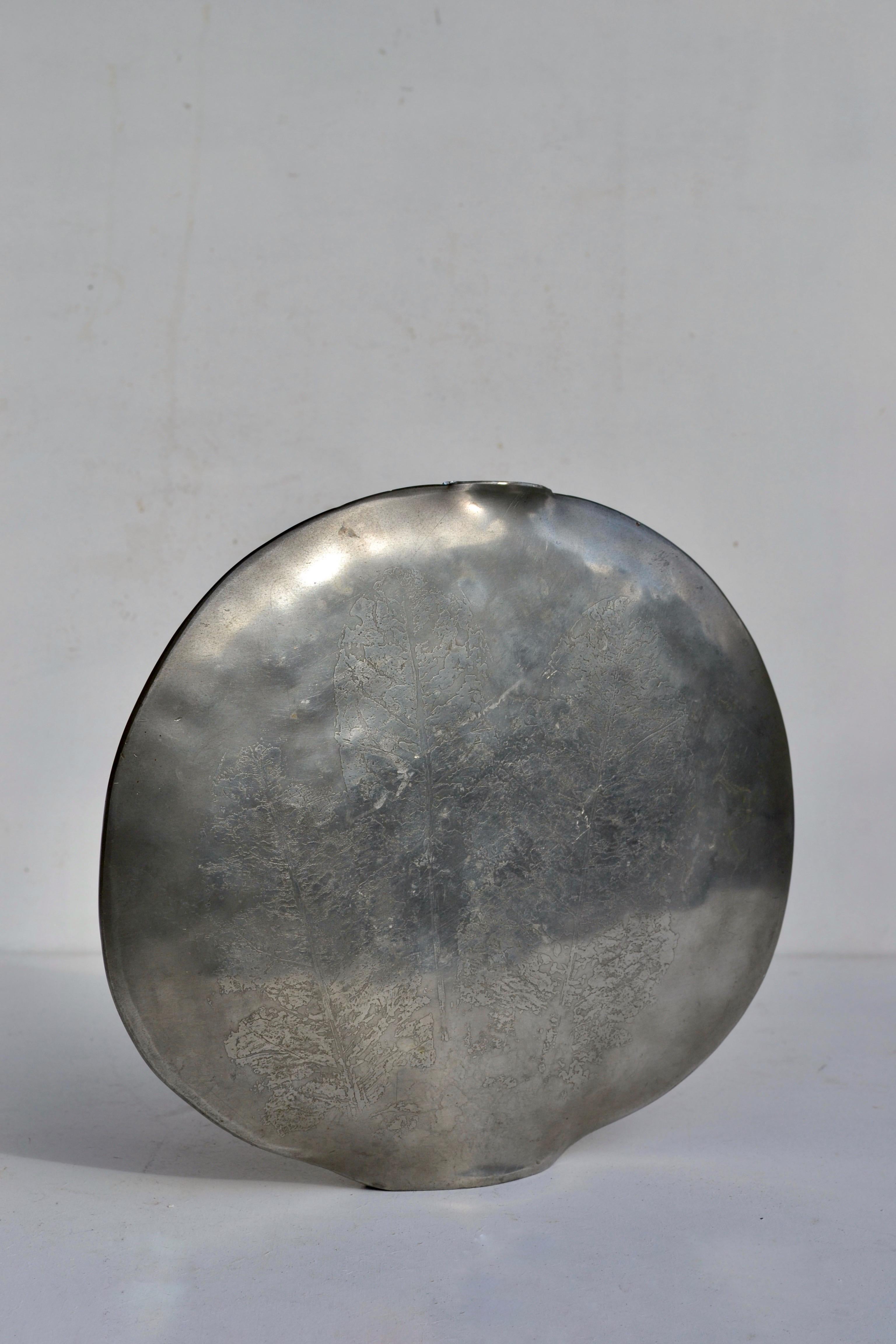 Mid-Century moderno Vaso a forma di lente in peltro - Dinanderie francese, anni '70 in vendita