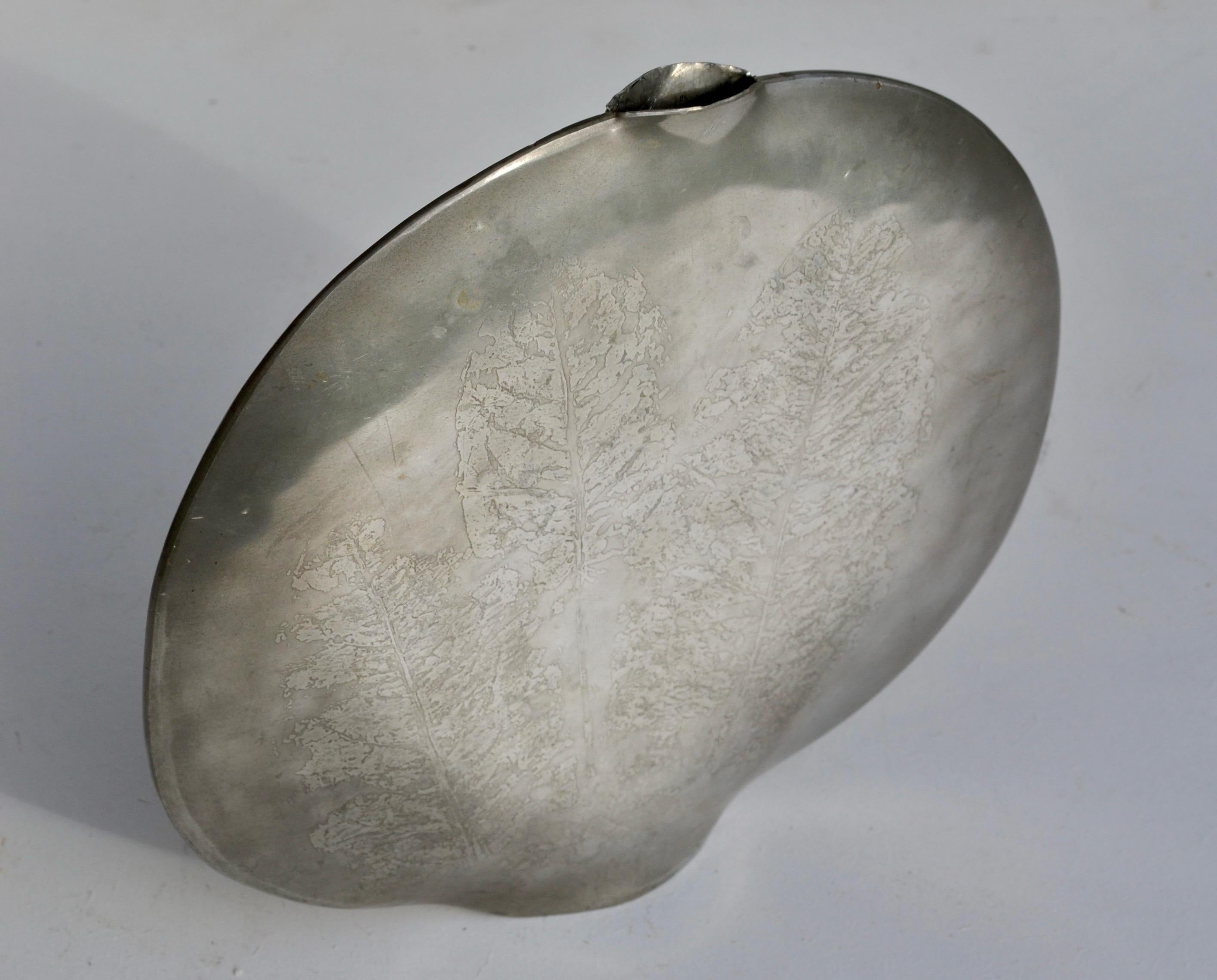 Francese Vaso a forma di lente in peltro - Dinanderie francese, anni '70 in vendita