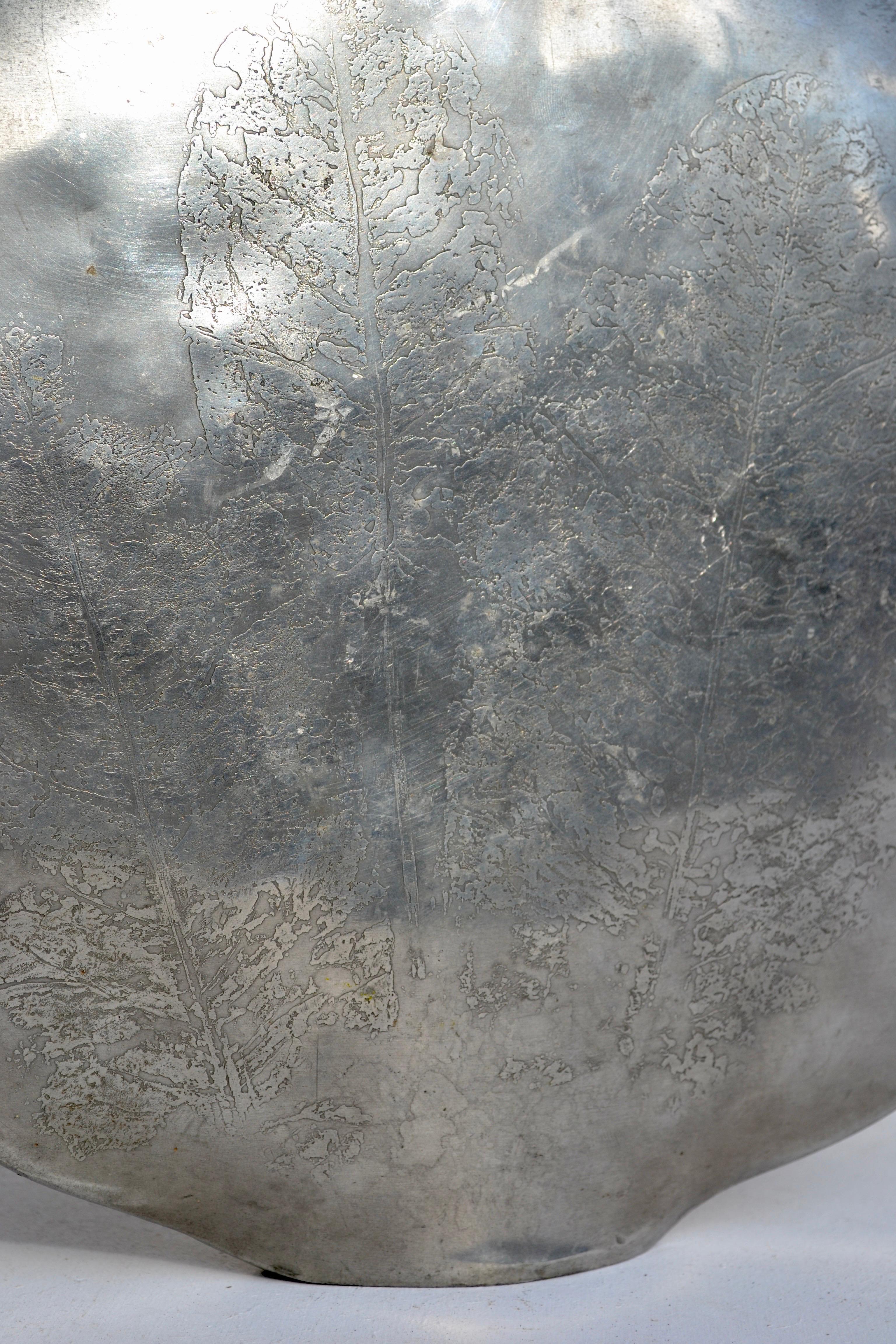 Vaso a forma di lente in peltro - Dinanderie francese, anni '70 In condizioni buone in vendita a SOTTEVILLE-LÈS-ROUEN, FR