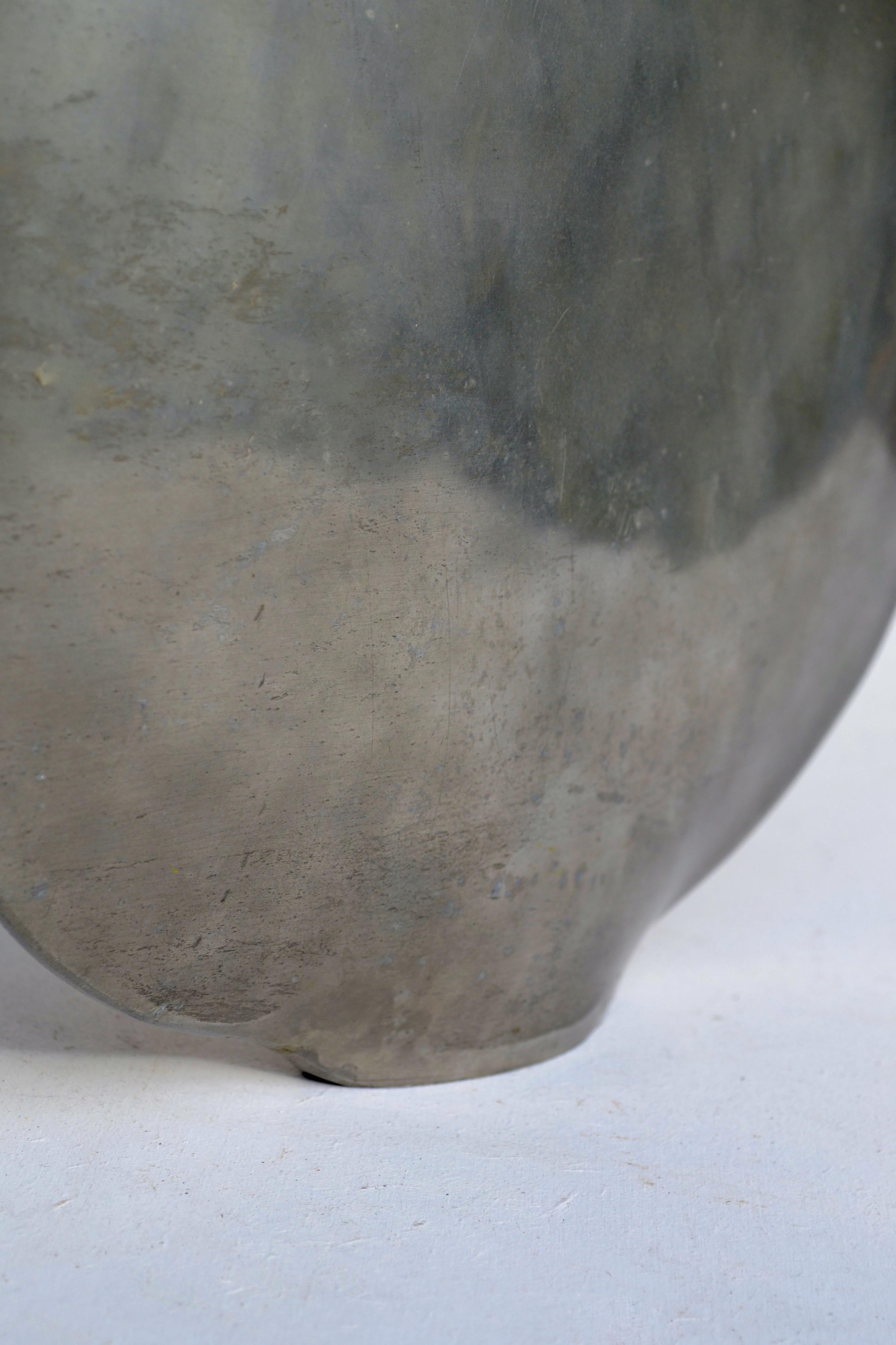 Vaso a forma di lente in peltro - Dinanderie francese, anni '70 in vendita 1