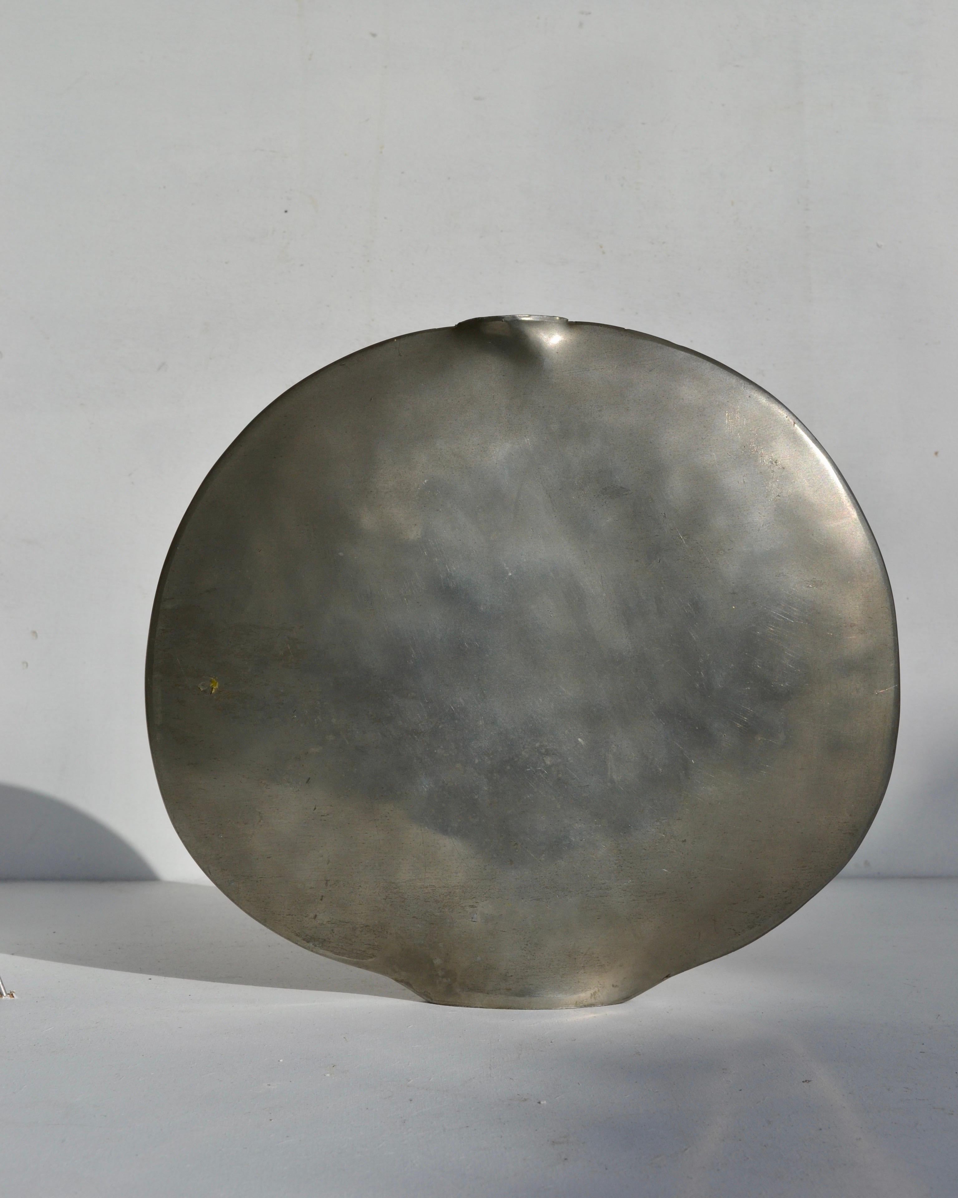 Vaso a forma di lente in peltro - Dinanderie francese, anni '70 in vendita 2