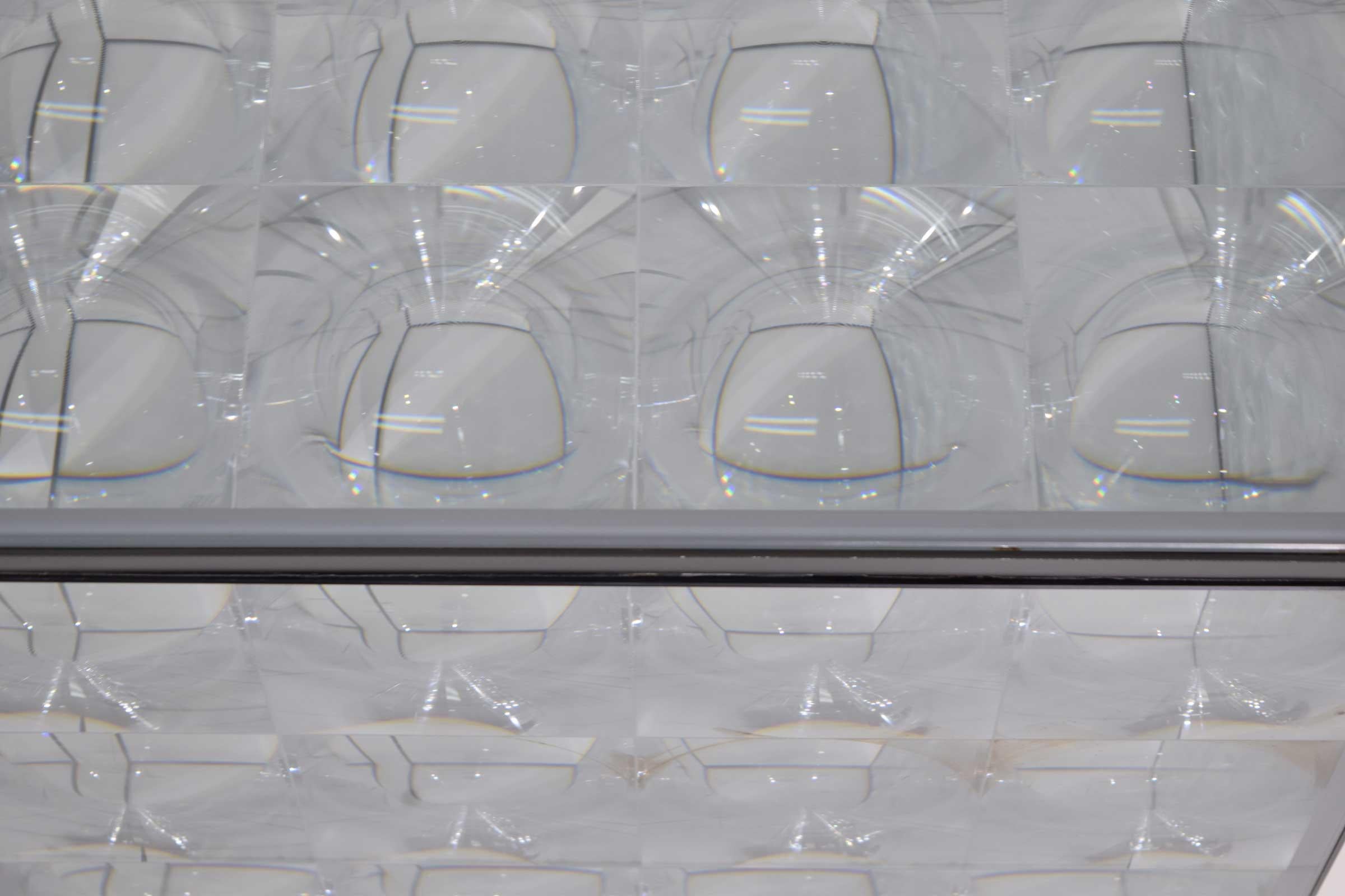 Conçues par Patrica Urquoiola pour B & B Italia, les tables d'appoint elns sont le résultat de l'étude de surfaces transparentes riches en effets spéciaux. Elles s'inspirent du kaléidoscope, des vitres des palais vénitiens du XVIIIe siècle, et