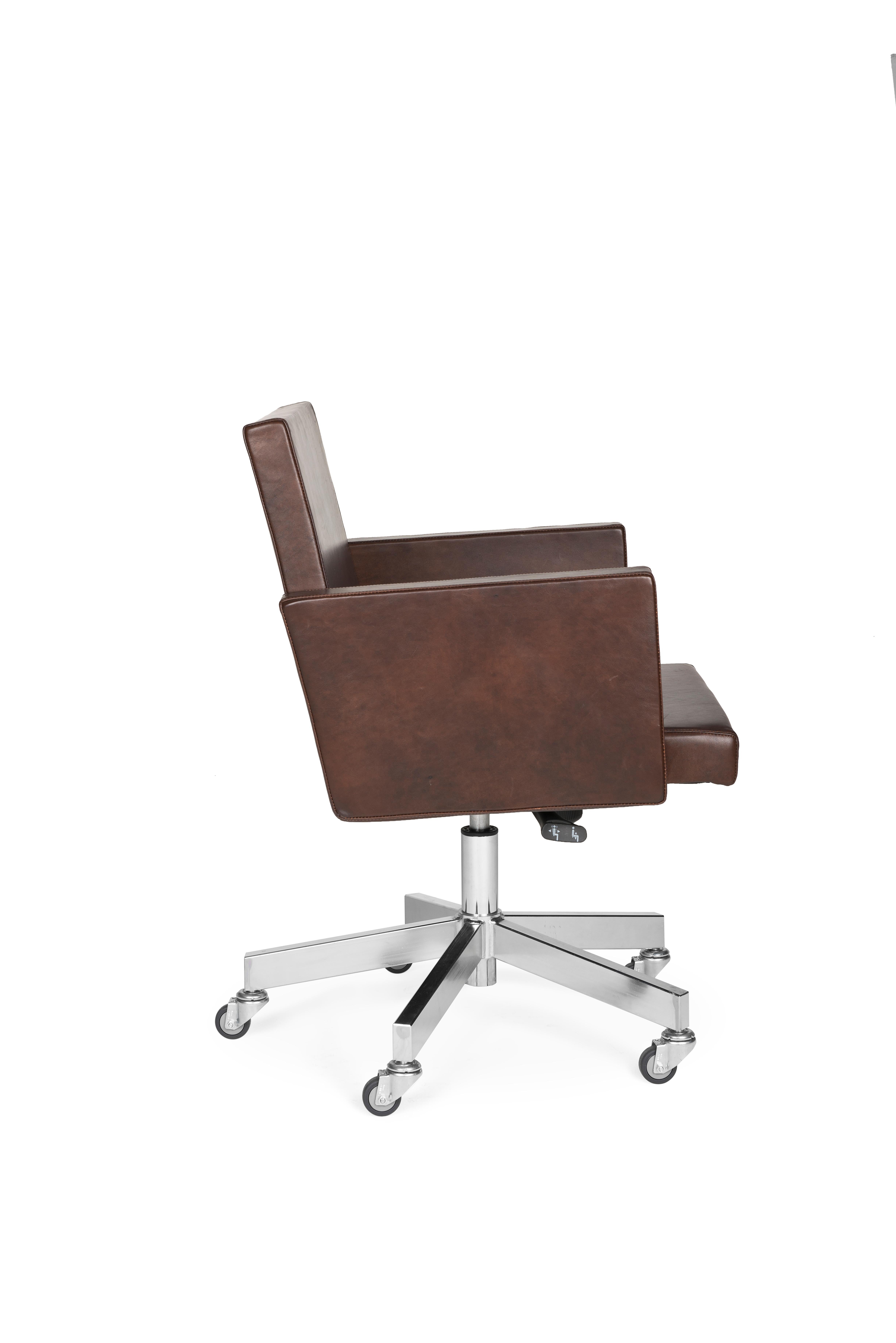 AVL-Bürostühle mit abgeschrägter Lehne (Moderne) im Angebot