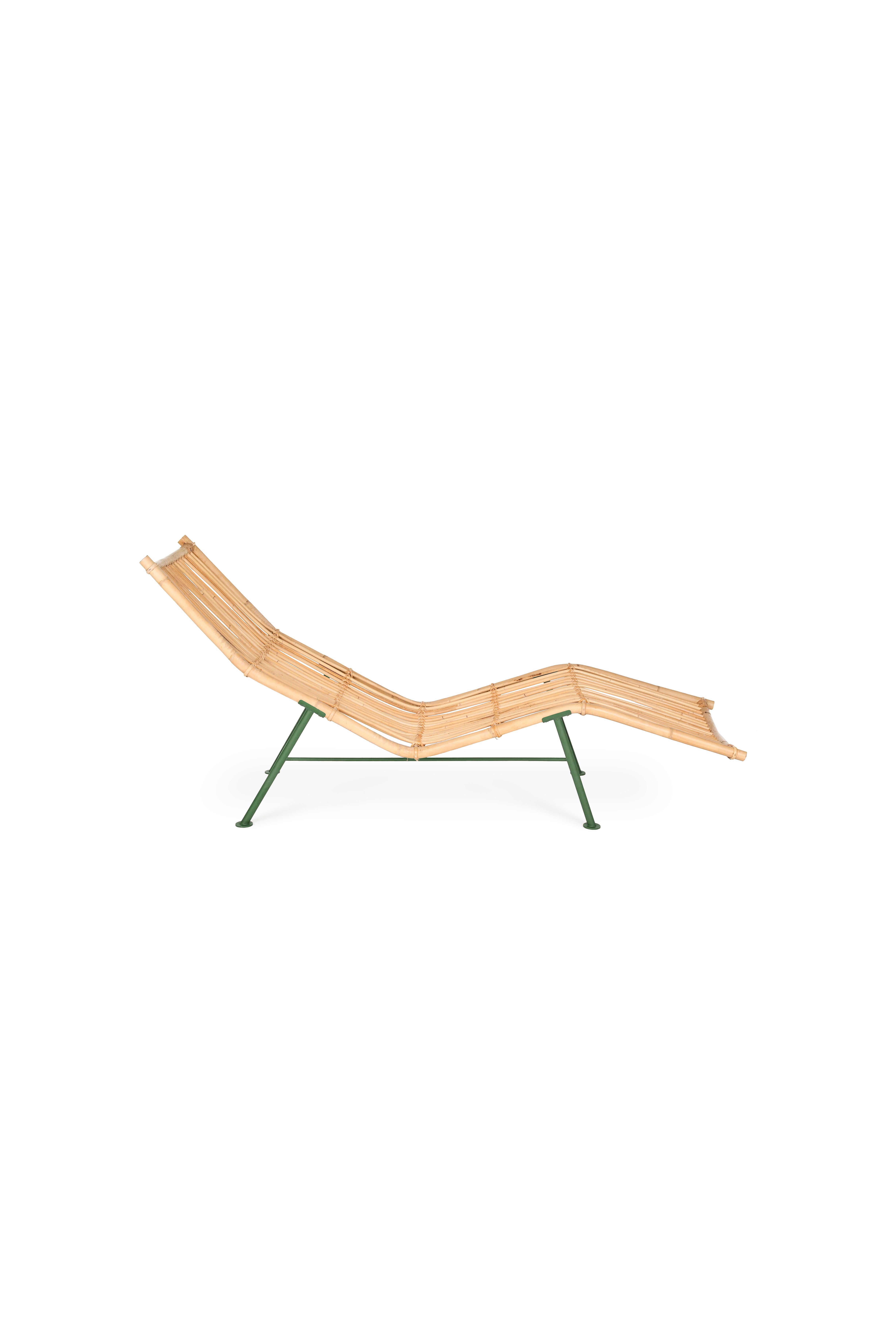 This is the Lensvelt Cane Divan, a rattan Classic designed by the Finnish designer Simo Heikkilä. Made of bamboo with a steel frame in pastel green or brick red. Can only be used inside, not outside.
     
