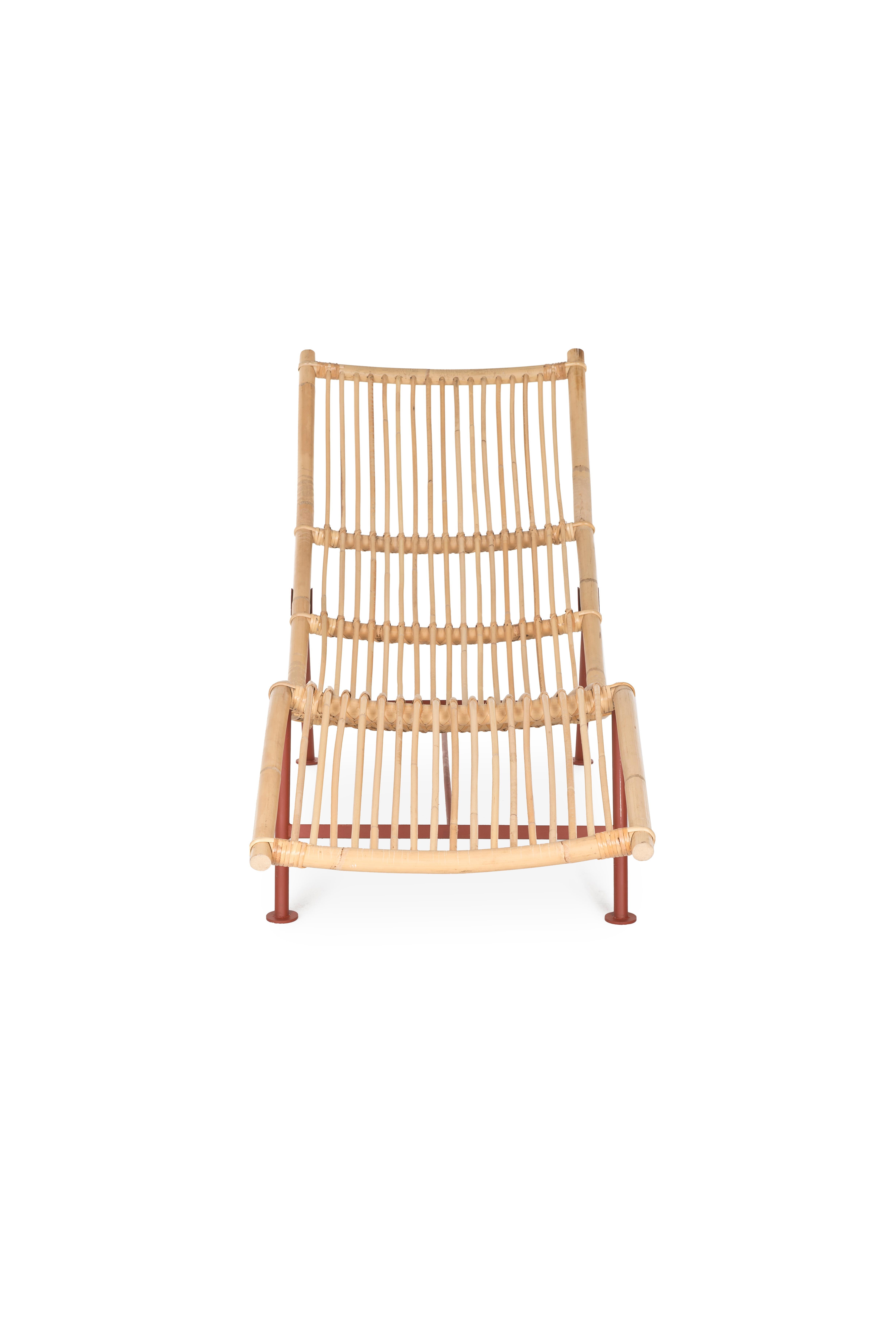 This is the Lensvelt Cane Divan, a rattan Classic designed by the Finnish designer Simo Heikkilä. Made of bamboo with a steel frame in pastel green or brick red. Can only be used inside, not outside.

   