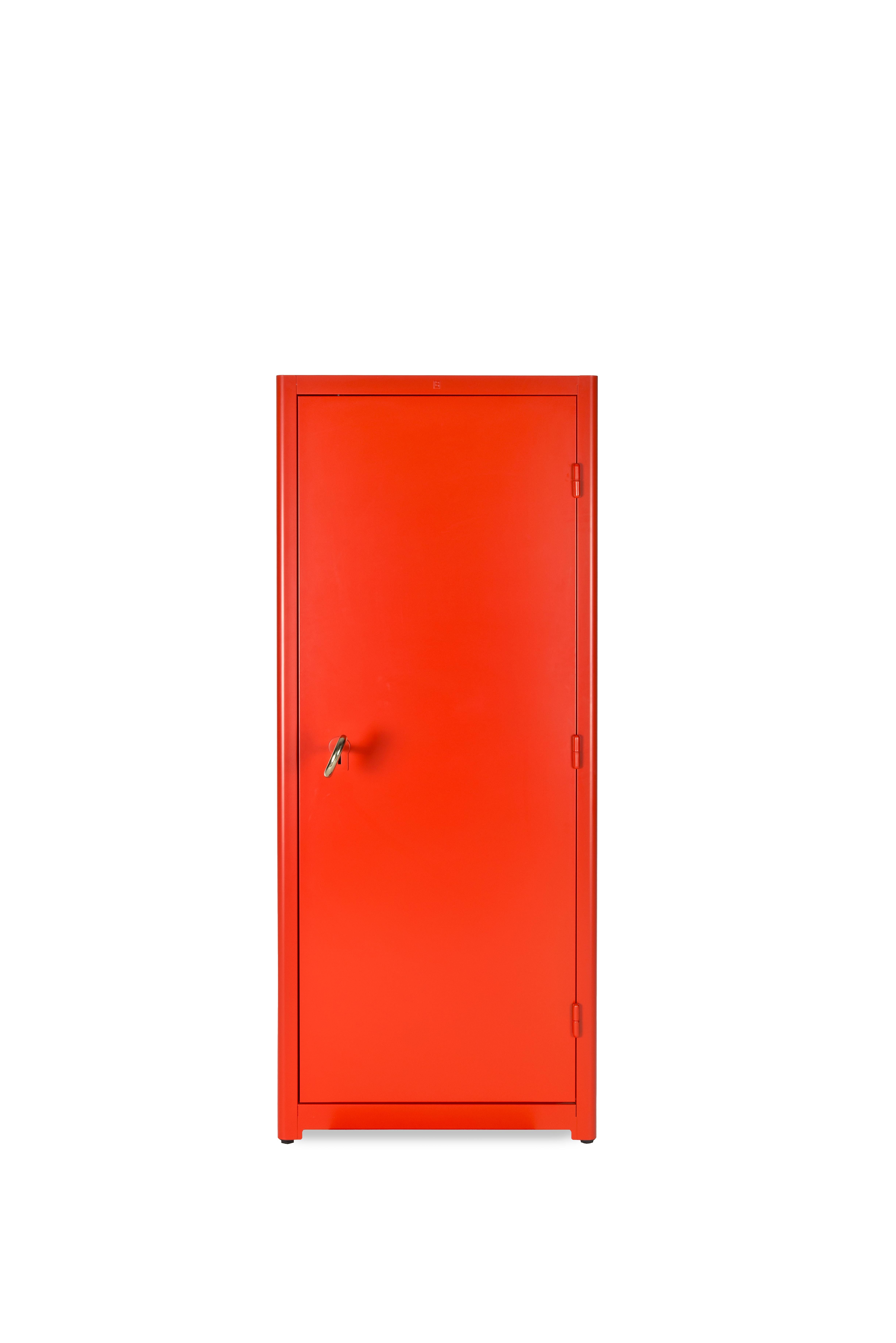 Kabinett

Lensvelt Job Schrank rot, ein Archetyp des von Studio Job entworfenen klassischen Aufbewahrungsschranks, mit einer besonderen Note. Das Gehäuse hat einen gigantischen goldfarbenen Schlüssel, der das Gefühl von Alice im Wunderland