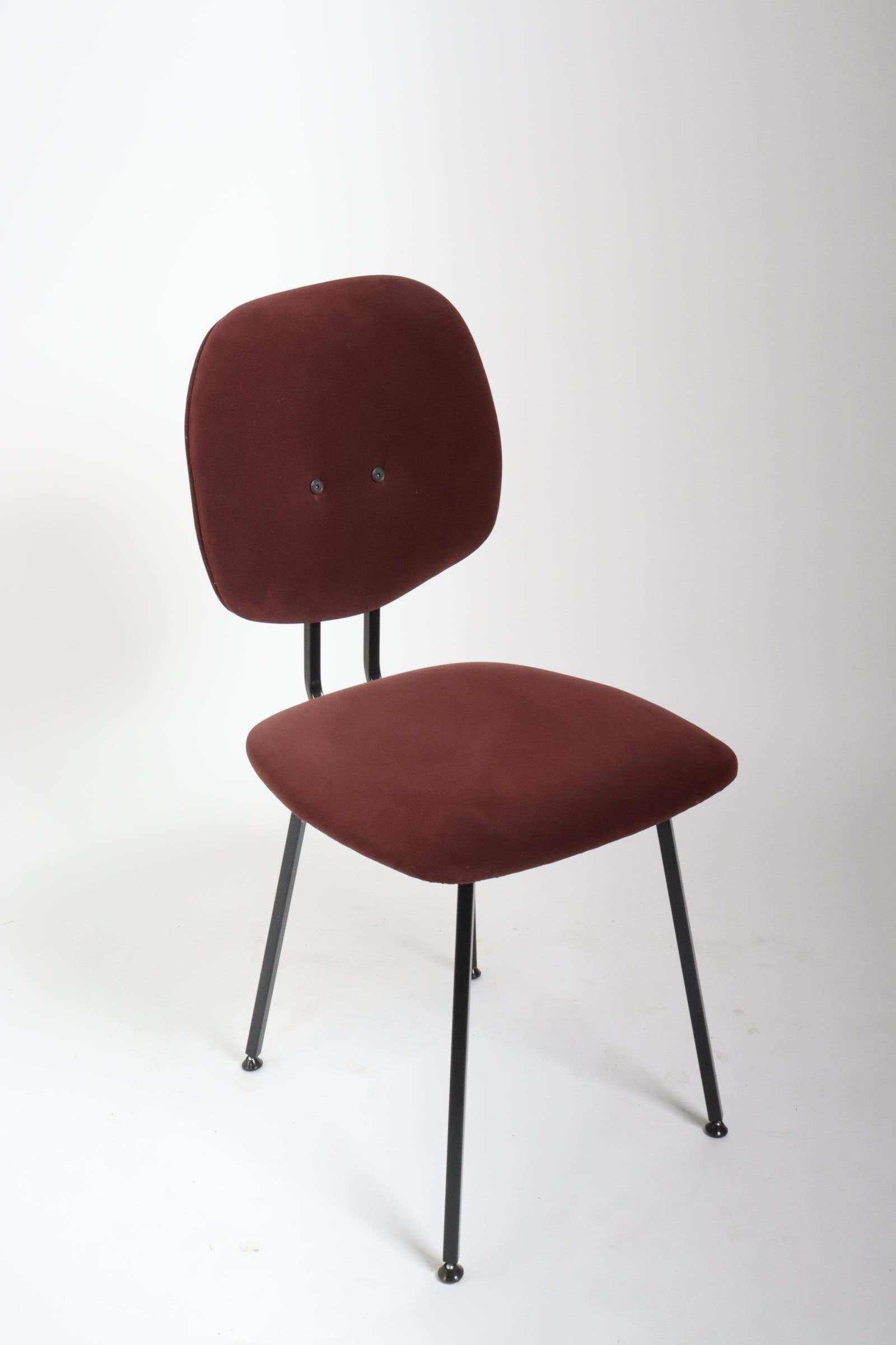 Maarten Baas 101 Chair Upholstered Kvadrat STAR 2 0357
The 101 chair designed by Maarten Baas for Lensvelt. The chairs are available in 8 differently shaped backrests, classified A to H. In the fabric selection menu below, each model can be chosen