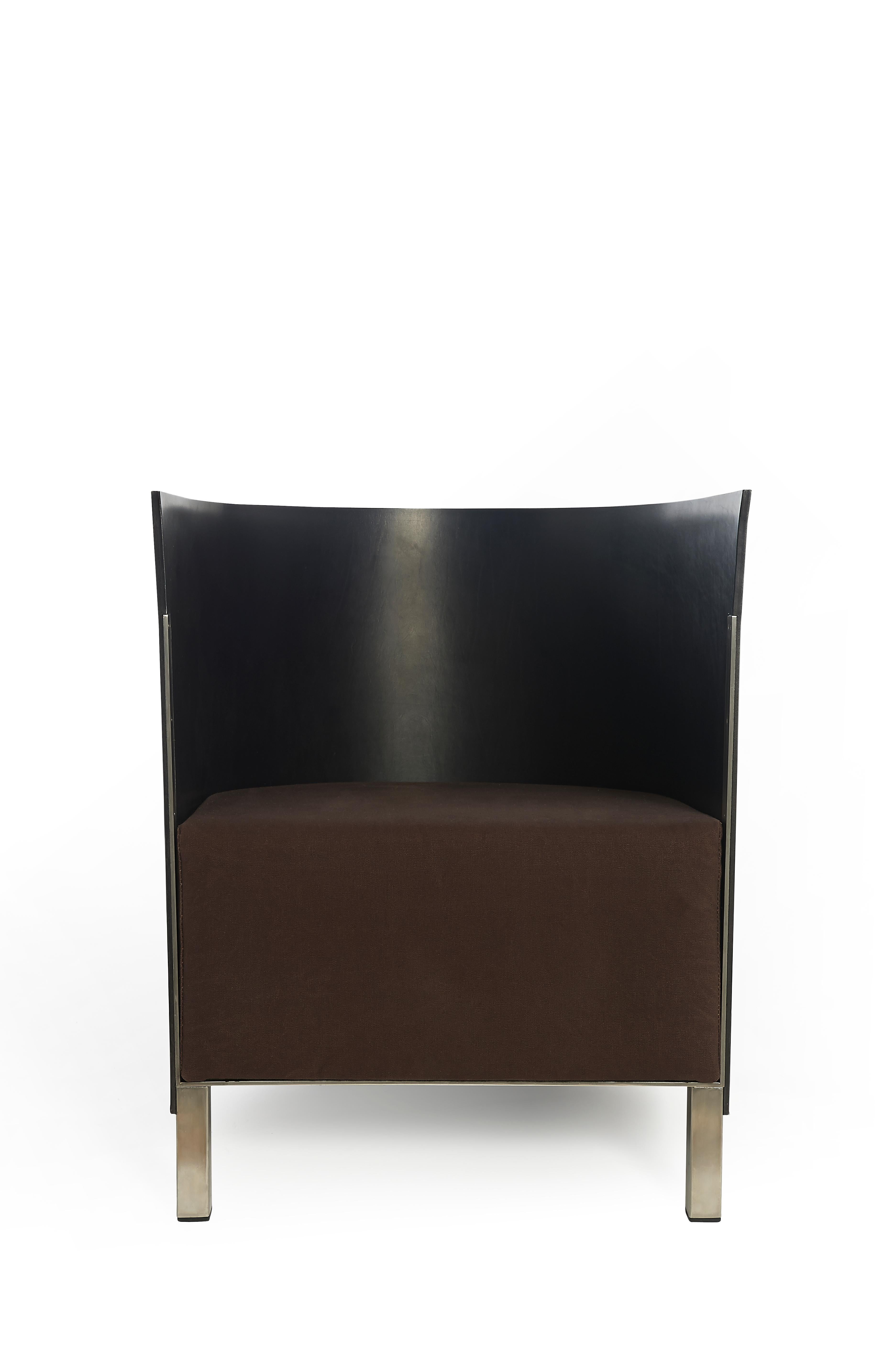 Le fauteuil Lensvelt MVS S88 en cuir noir est conçu par Maarten van Severen. Il s'agit d'un fauteuil bas. Matériaux : le dossier est en cuir de selle noir, l'assise en toile marron et le cadre en acier inoxydable.
  