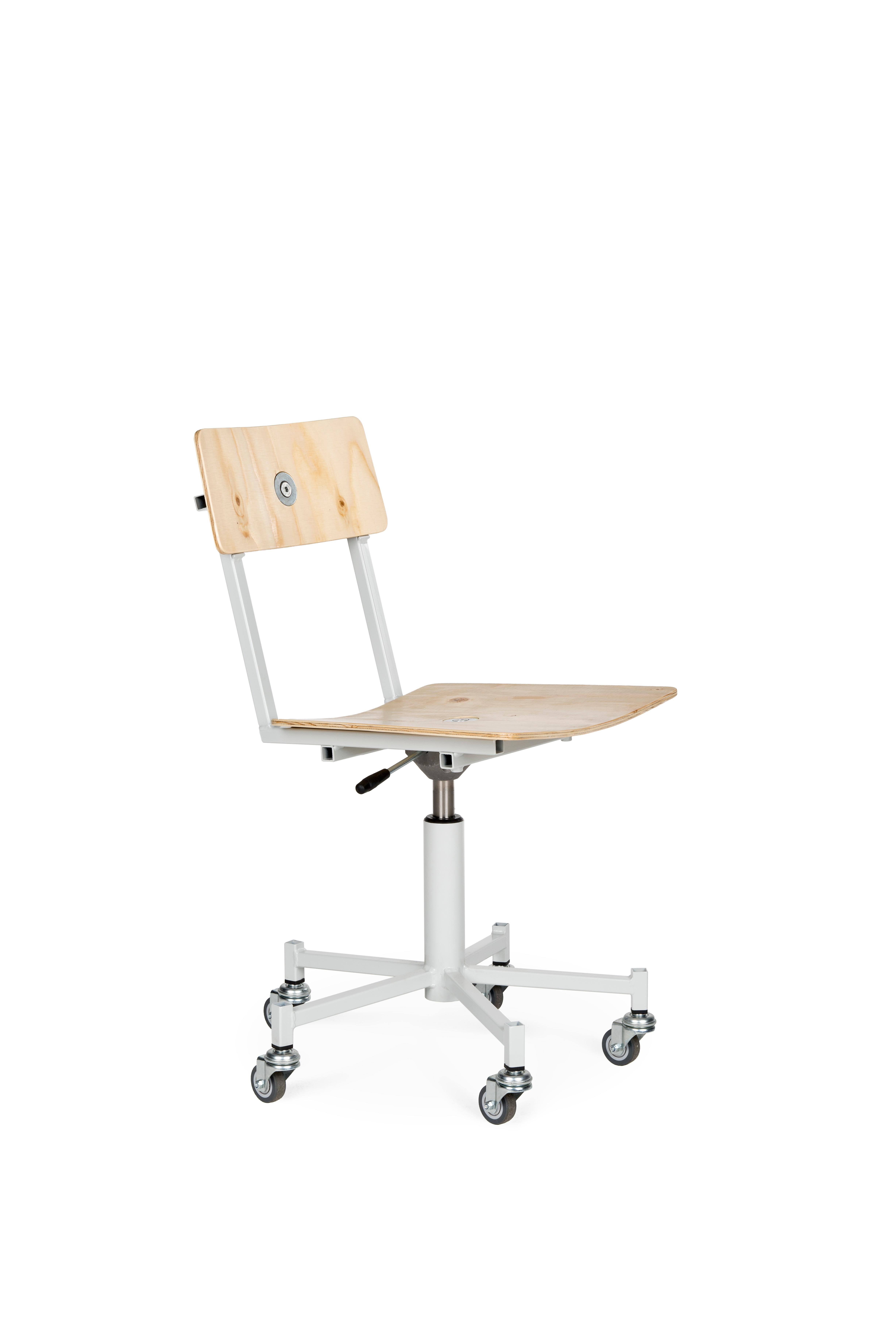Office chair designed by Piet Hein Eek. Also can be used as meeting room or dining room chair.
   