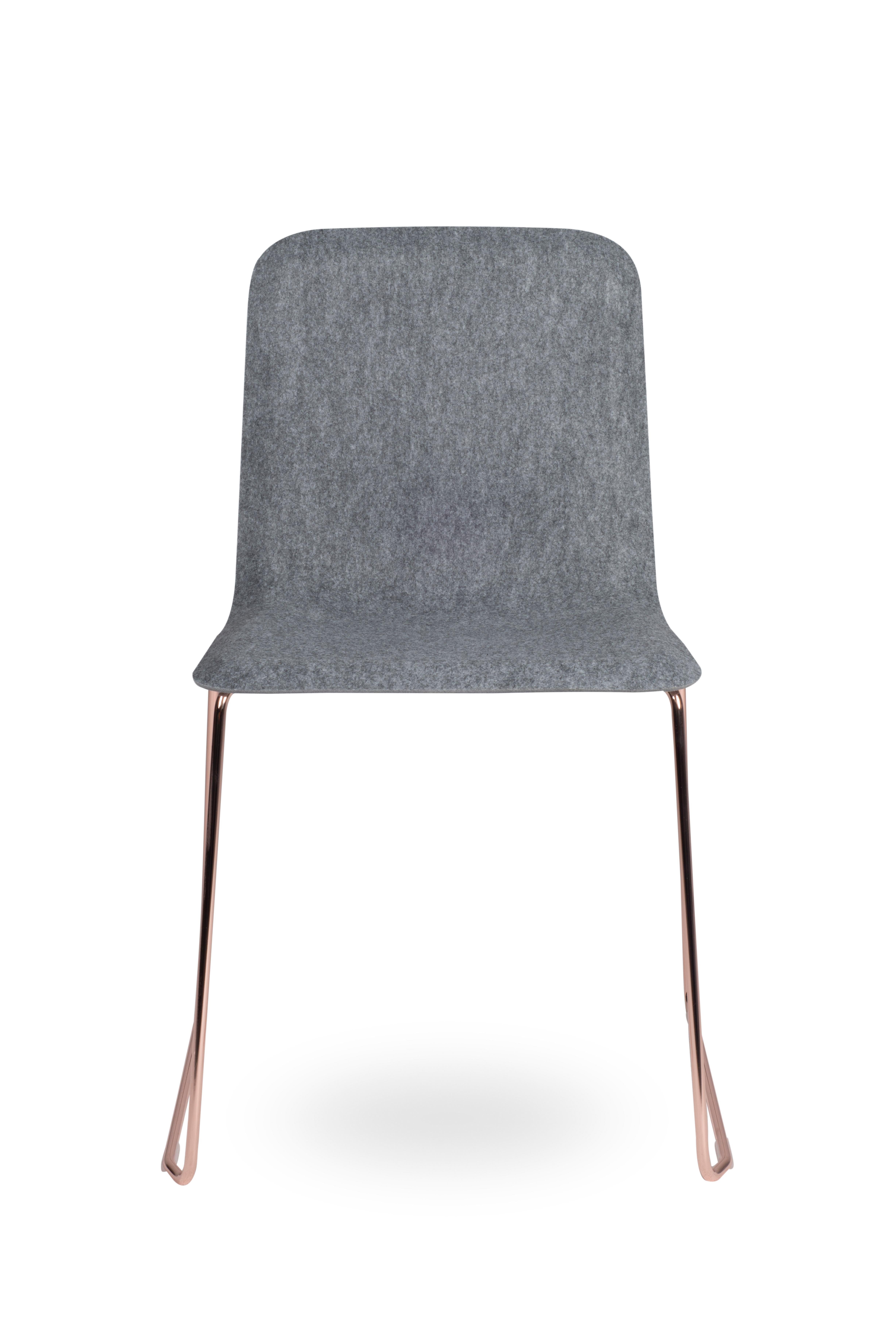Cette chaise 

Cette chaise est dotée d'une assise de 5 mm d'épaisseur et d'une fine base en fil métallique chromé. Il ne pèse que 1,7 kg grâce à l'utilisation minimaliste des matériaux. De plus, cette chaise est facile et rapide à connecter et
