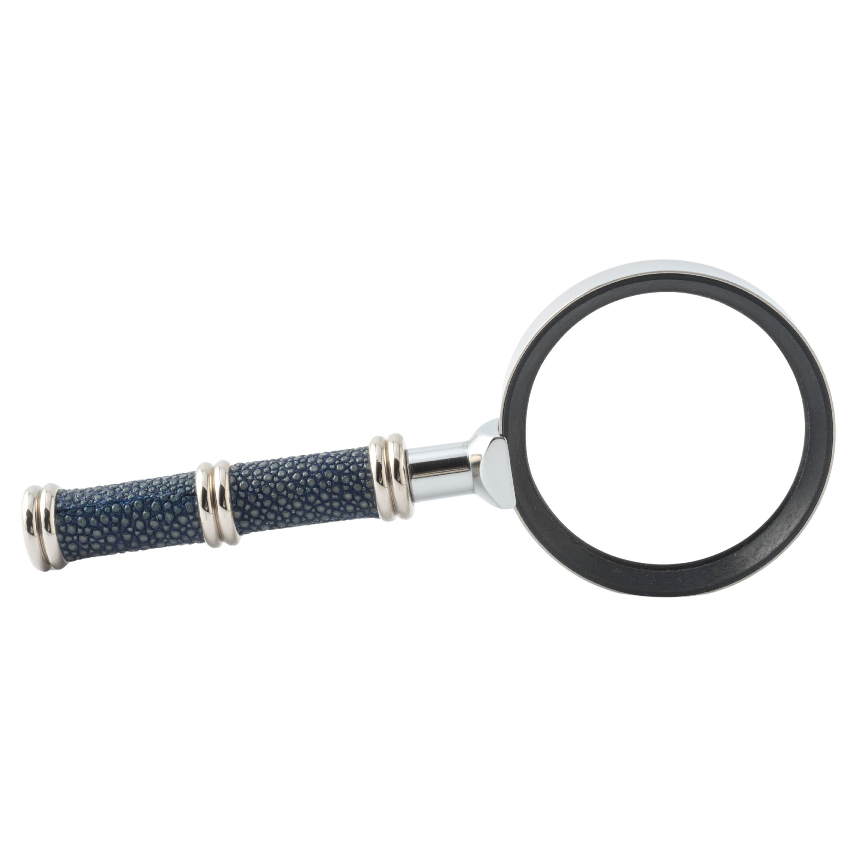 Zeitlose Eleganz in einem exklusiven Accessoire: Diese Lupe mit einem Griff aus echtem blauen Chagrinleder ist ein Symbol für Raffinesse und Handwerkskunst.
 Die besondere Textur von Galuchat, die aus winzigen perlenartigen Körnern besteht, war in