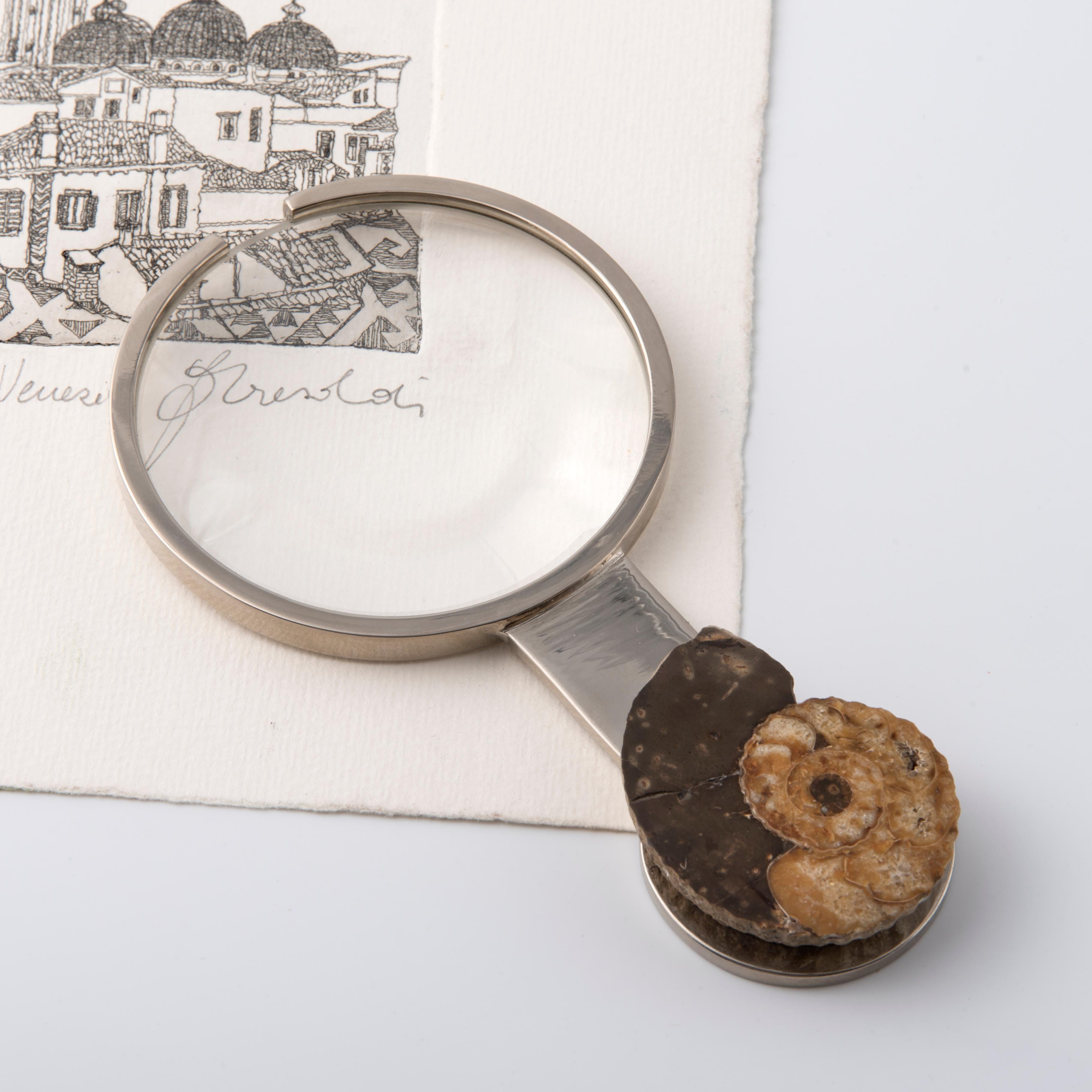 Lupe Ammonitengriff echte fossile Muschel einteilig (Moderne) im Angebot