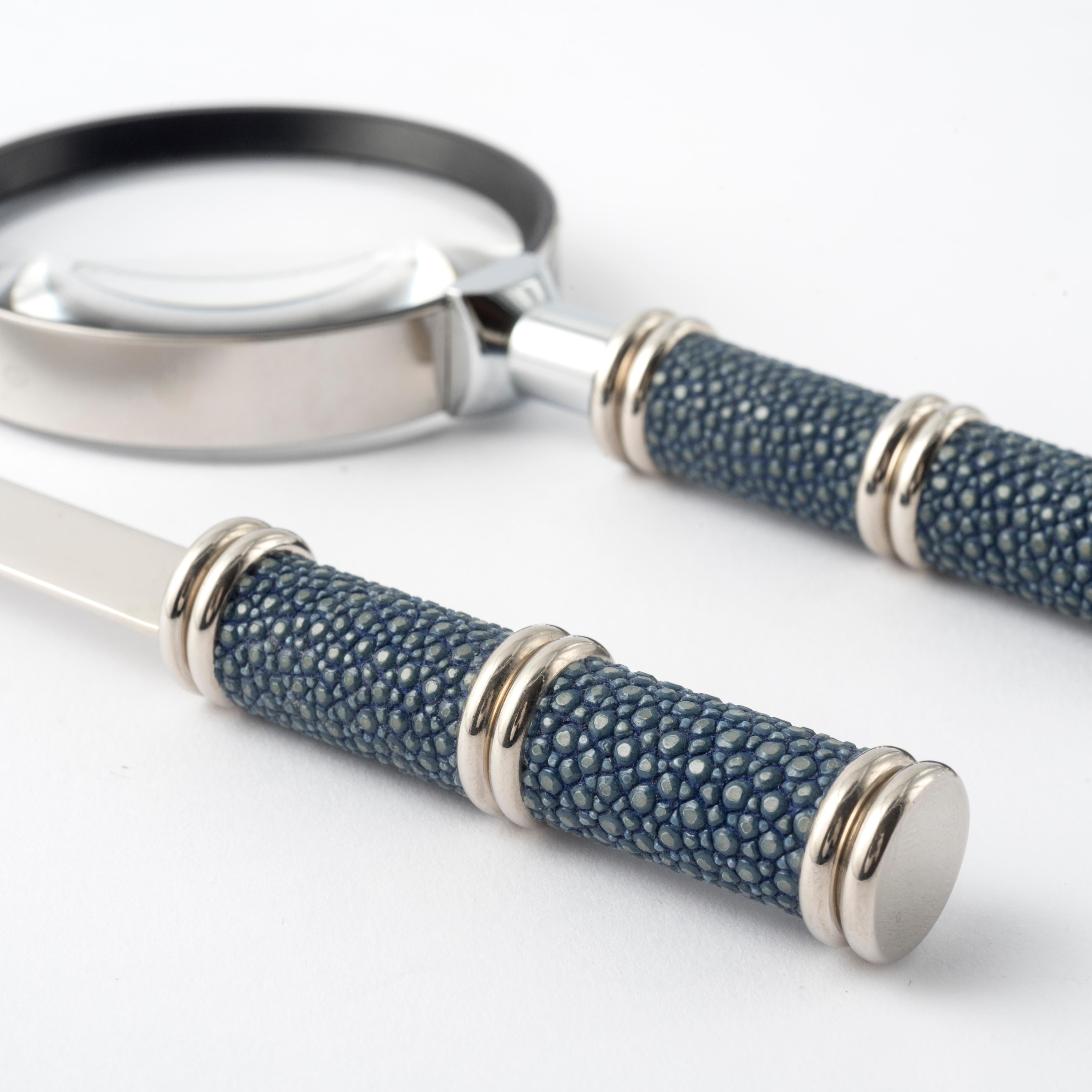 Schreibtischset aus blauem Chagrinleder - Objektiv und Brieföffner (Moderne) im Angebot