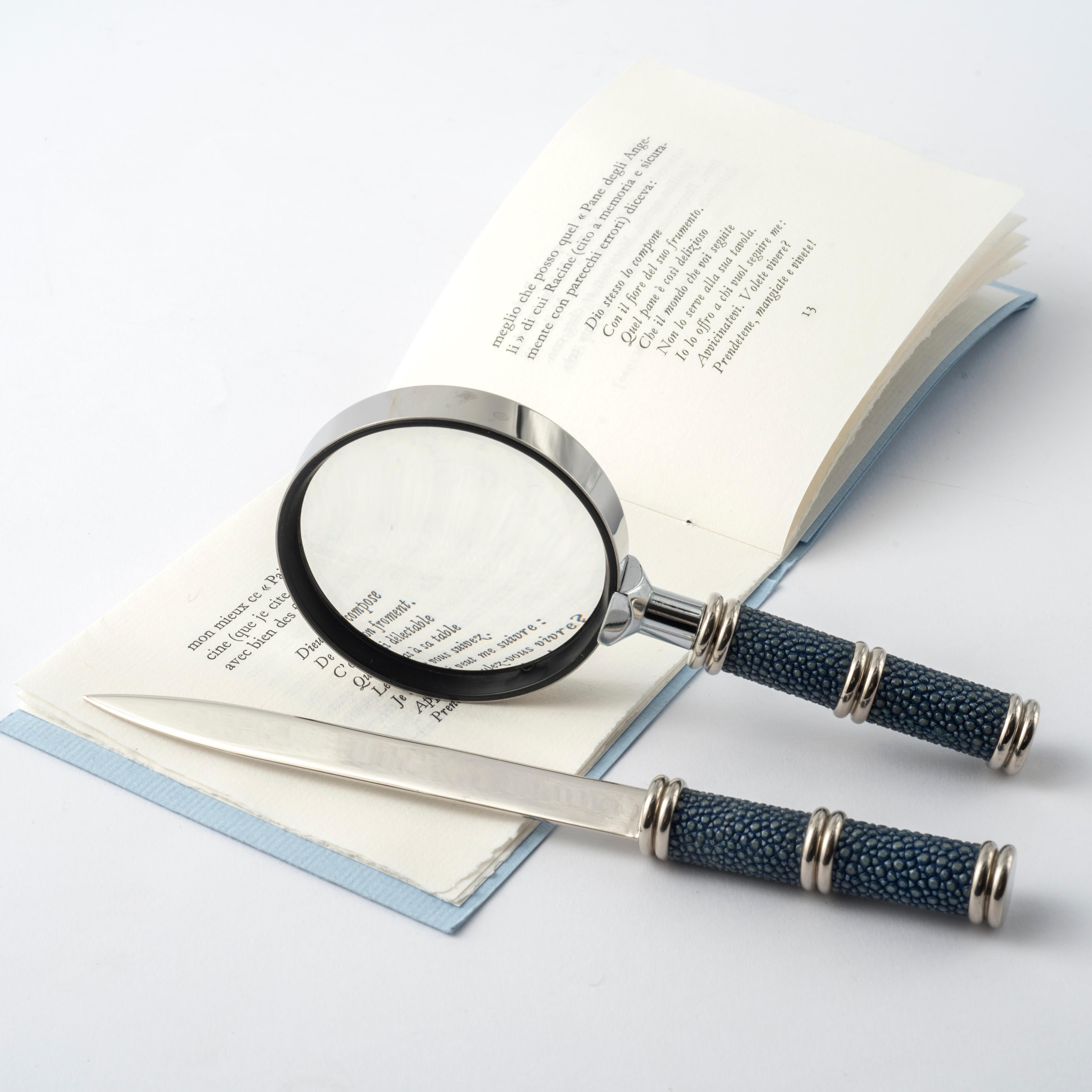 Schreibtischset aus blauem Chagrinleder - Objektiv und Brieföffner (Italian) im Angebot