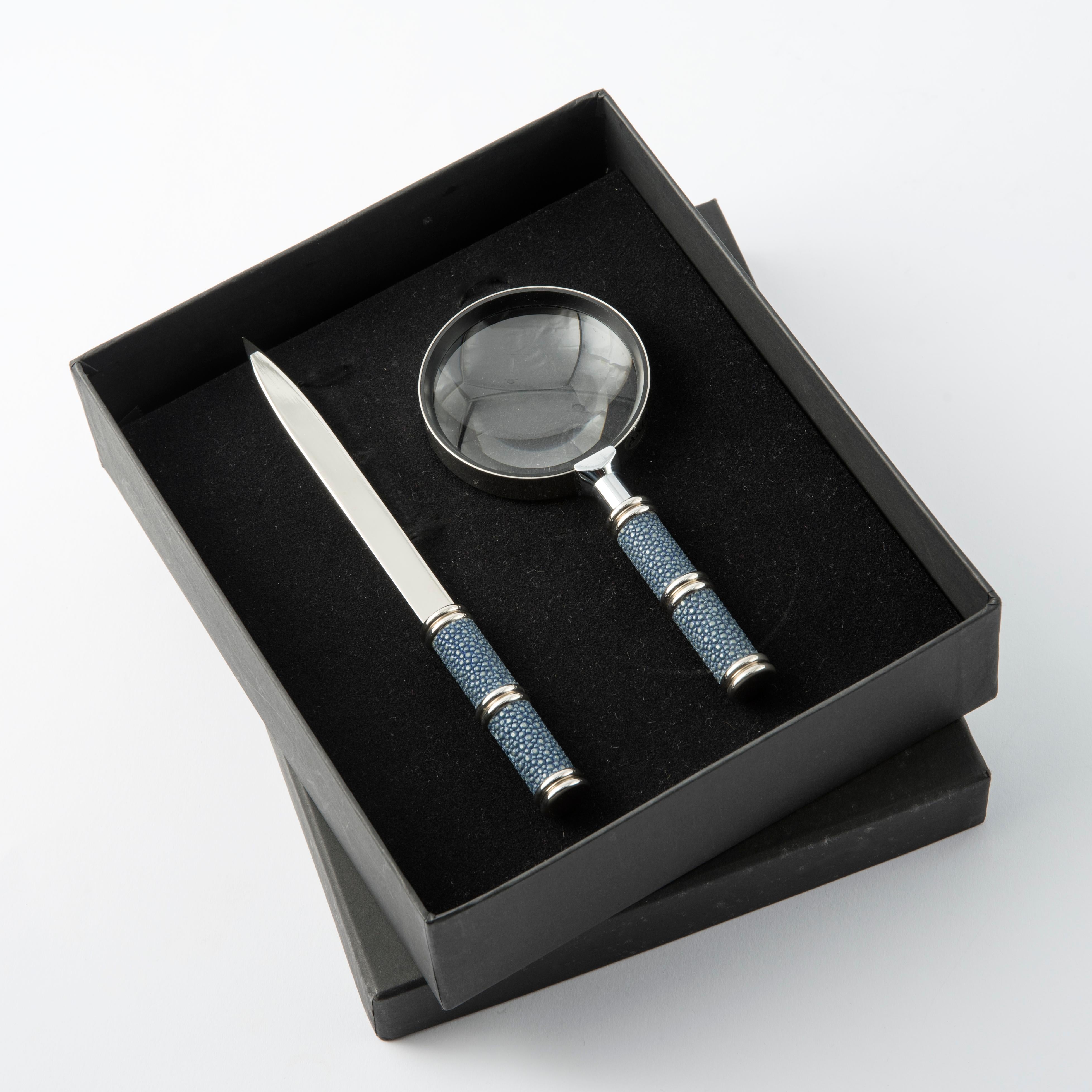 Schreibtischset aus blauem Chagrinleder - Objektiv und Brieföffner (Geschmiedet) im Angebot