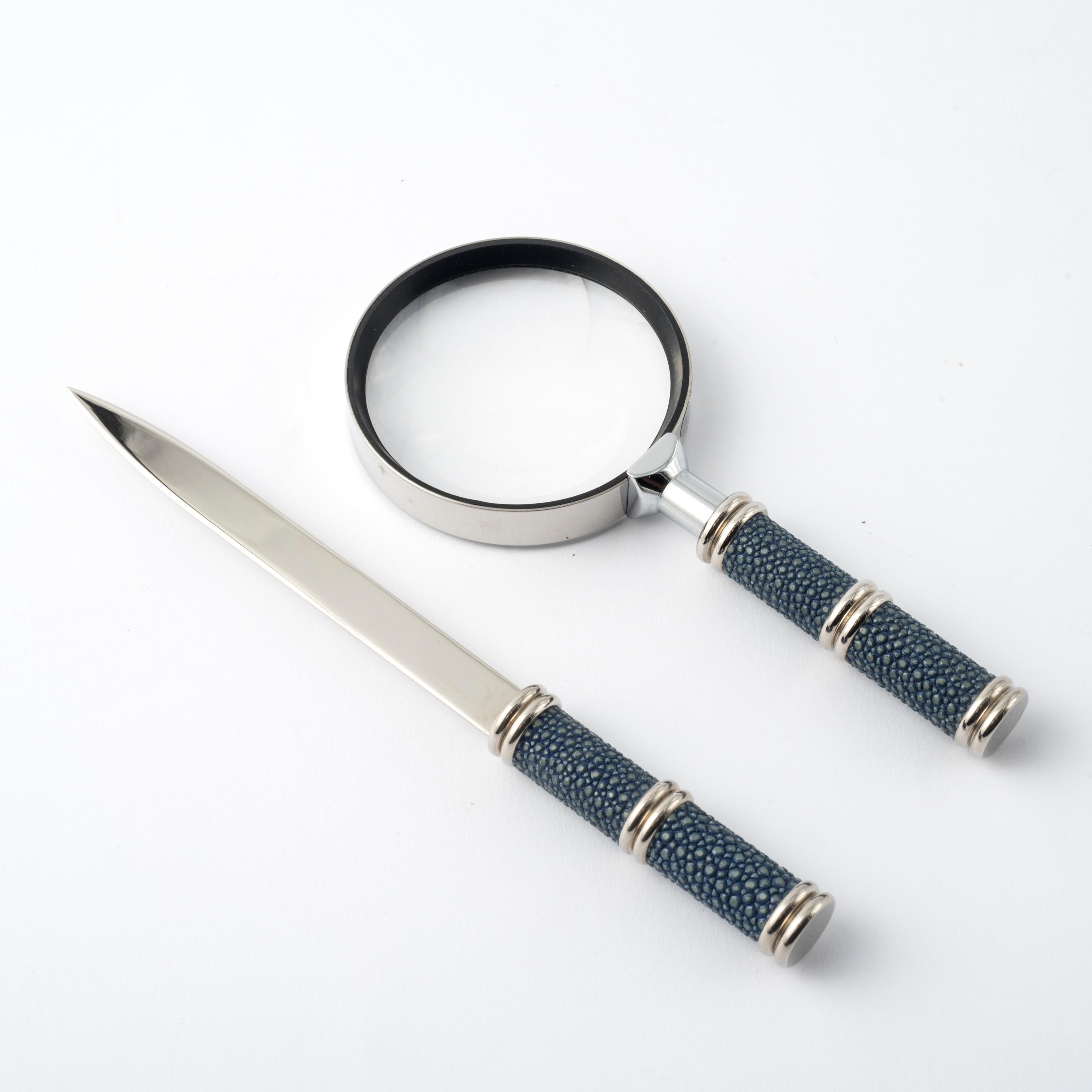 Schreibtischset aus blauem Chagrinleder - Objektiv und Brieföffner (Zeitgenössisch) im Angebot