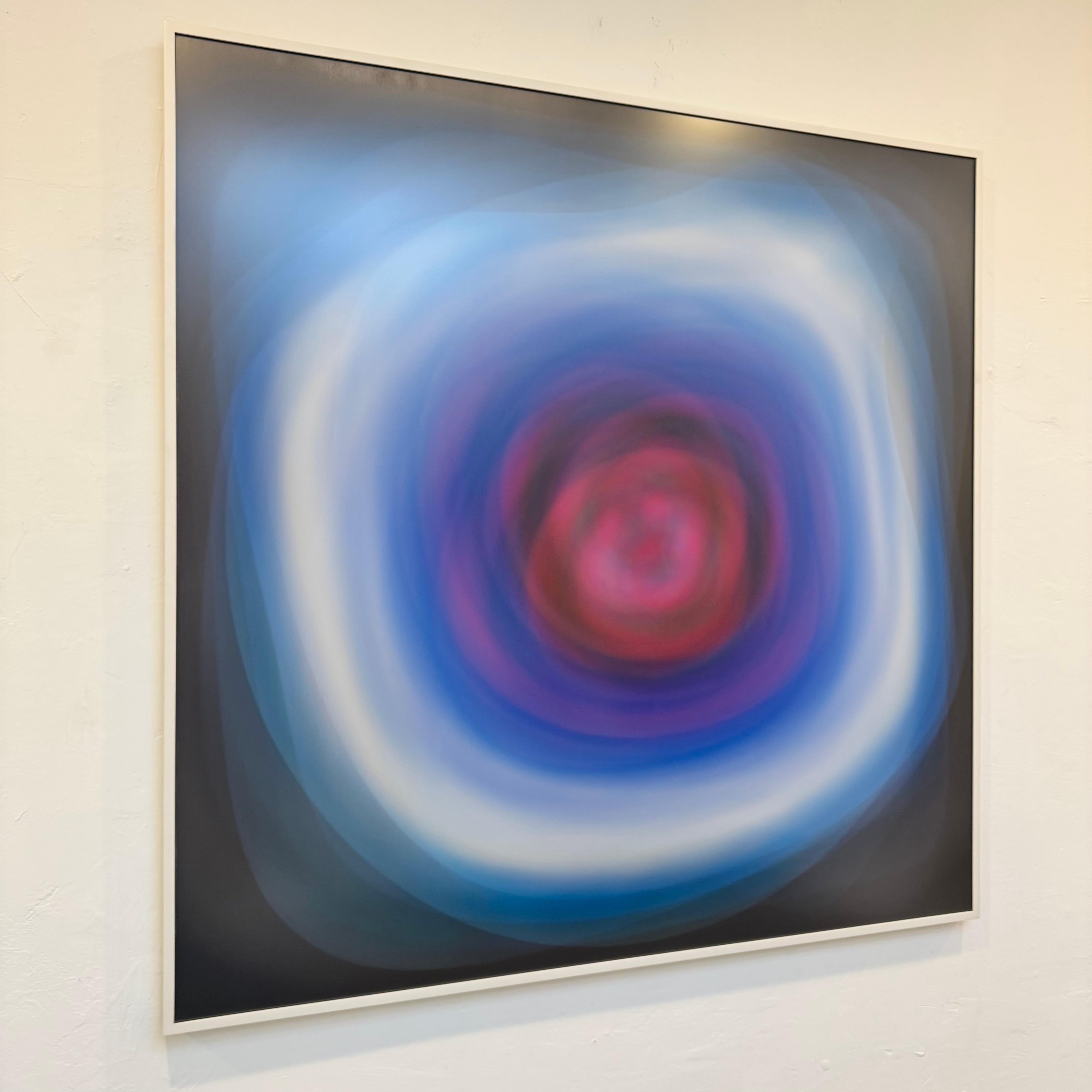 Dieses faszinierende Kunstwerk wird jede Wand zum Leben erwecken. In sich überschlagenden Blau-, Fuchsia- und Schwarztönen wirkt dieses Werk auf den ersten Blick wie ein gewöhnliches abstraktes Gemälde. Doch wenn man an seinem Blickfeld vorbeigeht,