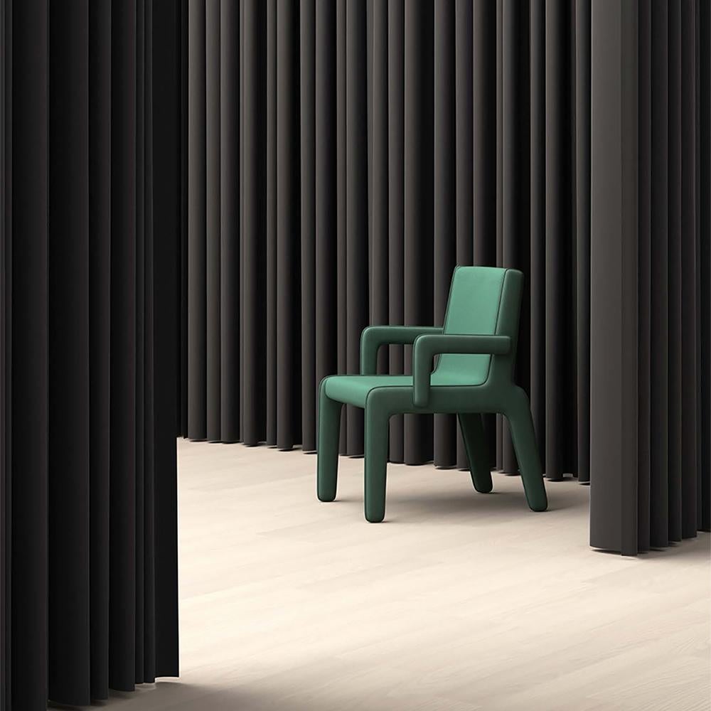 Visuellement imposante et presque sculpturale, la chaise Lento présente une silhouette épurée, jusqu'à ses pièces de connexion astucieusement dissimulées. Sa structure appelle au repos, avec l'ajout optionnel d'accoudoirs, qui s'arrondissent en