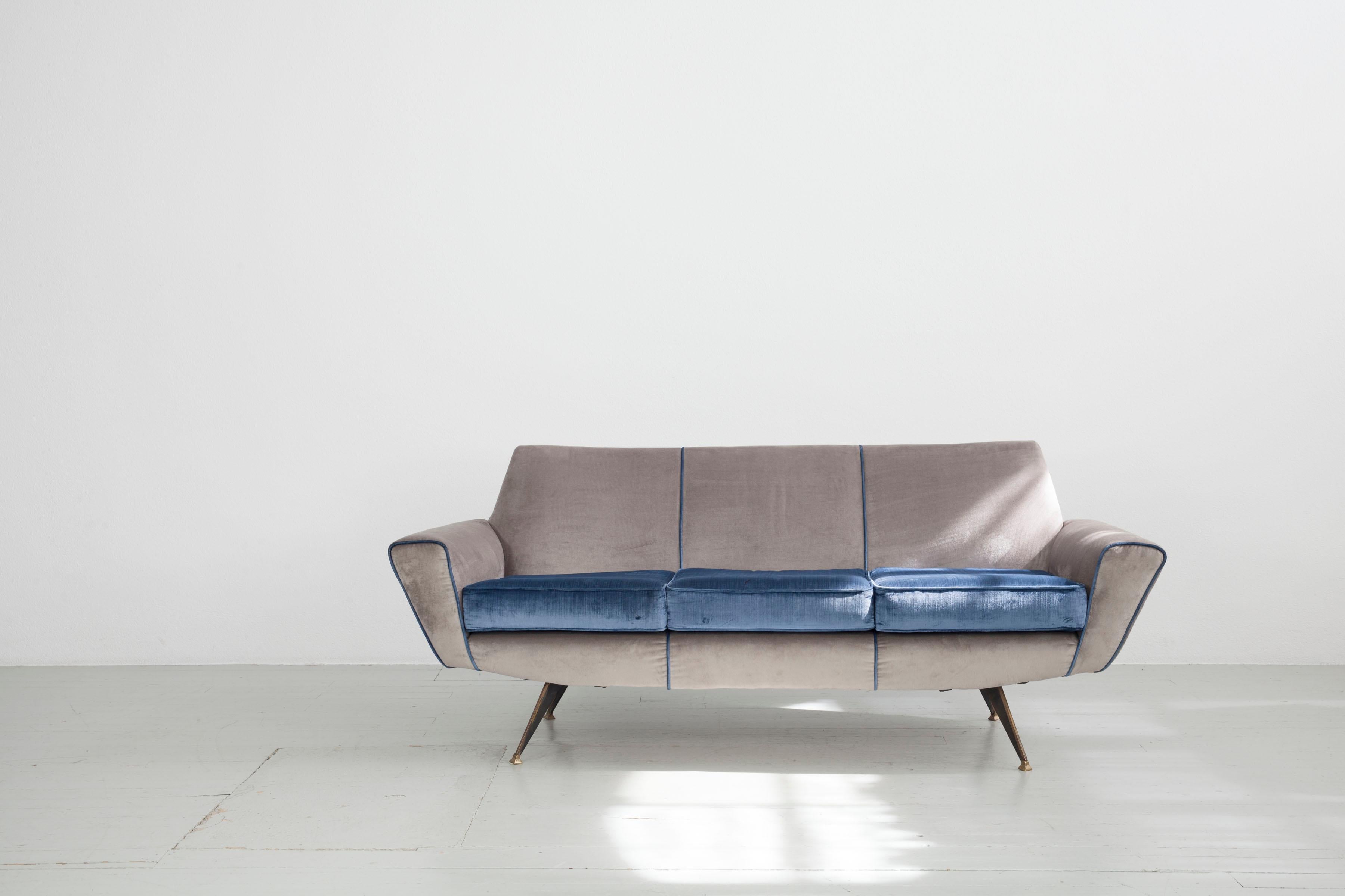 3 Sitzer Sofa
Design Lenzi, Studio Tecnico A.P.A. Quarrata- Pistoia, Modell '548' 1950er Jahre.
Die Polsterung mit blau-grauem Samtbezug hat leichte Flecken. Die schwarz lackierten Eisenbeine sind mit Messing beschlagen.

Sehr gerne senden wir Ihnen