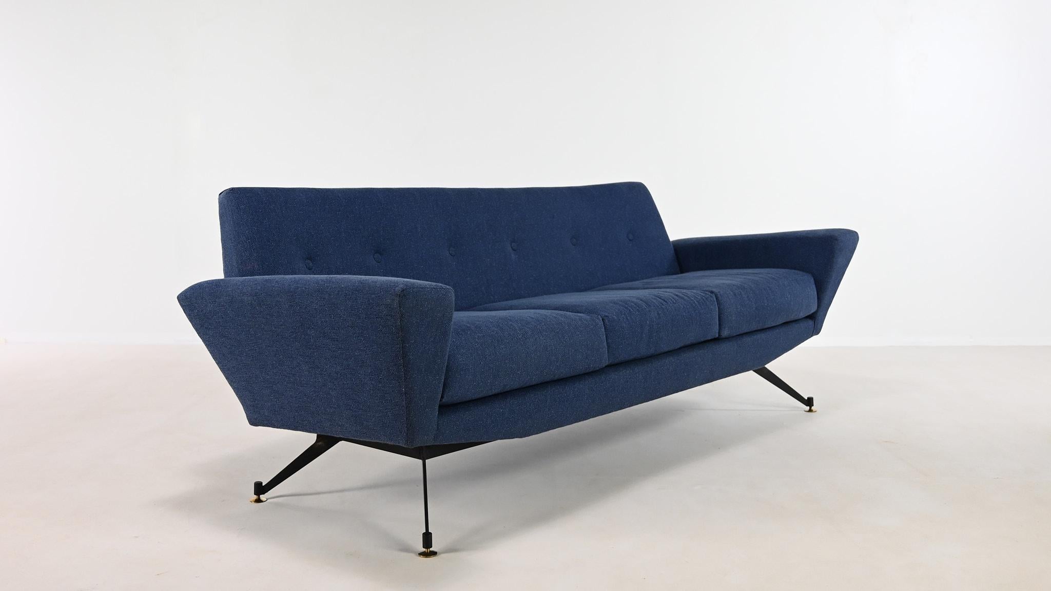 Magnifique canapé fabriqué par Lenzi en Italie dans les années 1950. Cette pièce confortable présente des proportions exceptionnelles et un design distinctif avec ses lignes modernistes. La base présente des traces d'utilisation et de patine du