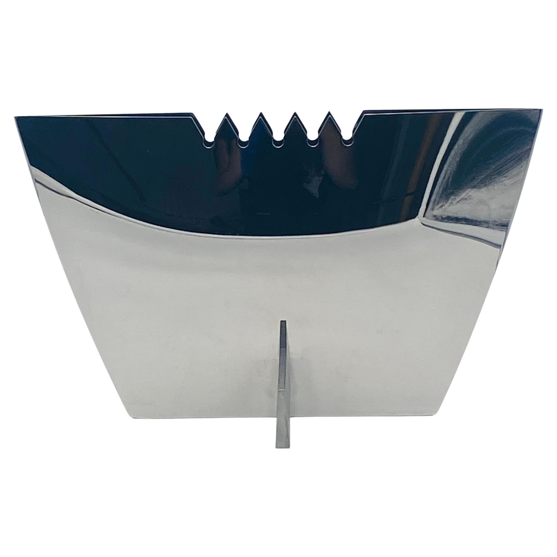 Leo Aerts est un architecte d'intérieur et designer belge connu pour son travail de conception industrielle et son engagement en faveur de la durabilité et du design intemporel. 

Le vase Ziggy, lancé en 1995, est l'une de ses créations les plus