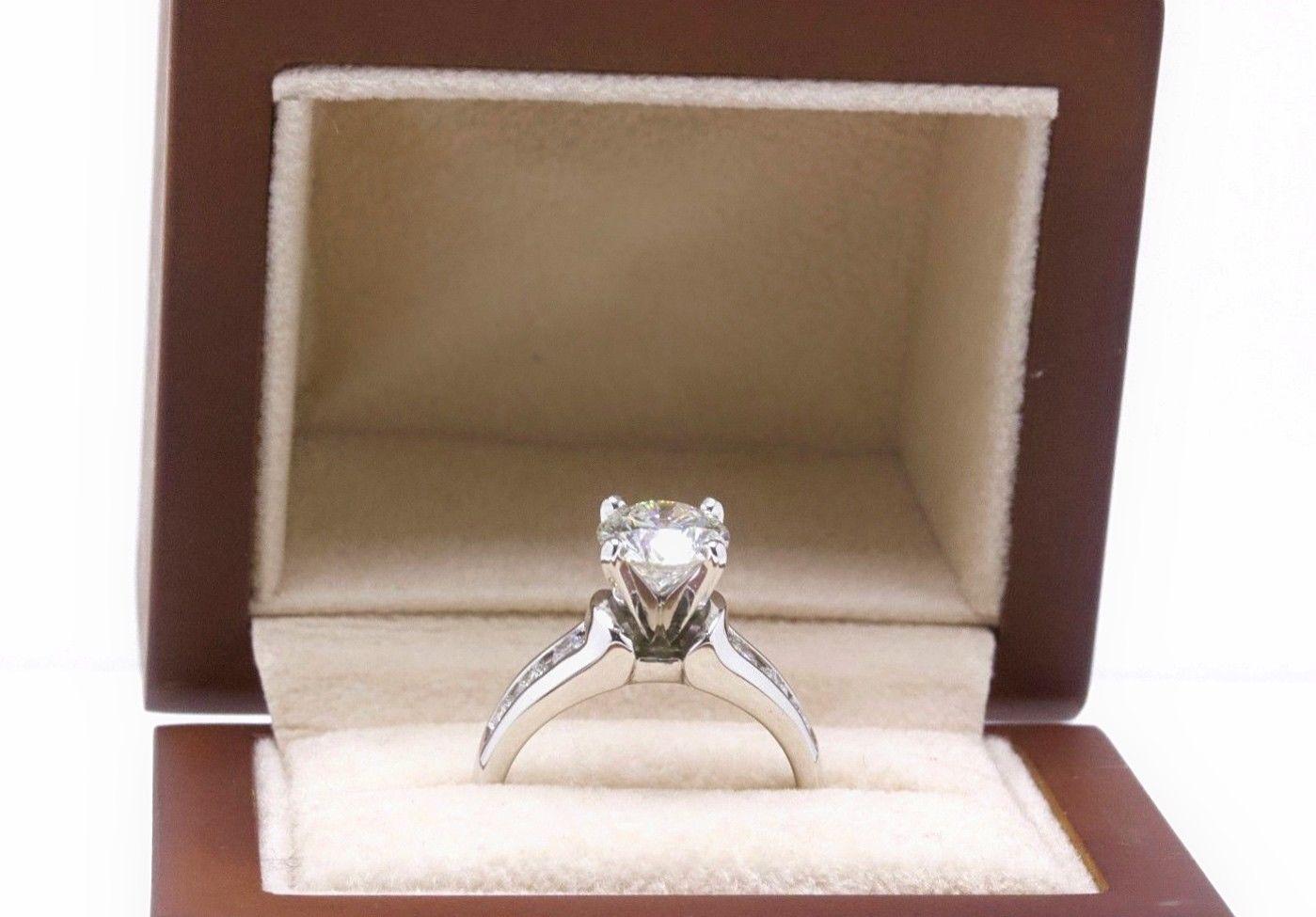 Leo Bridal Diamond Round Brilliant Engagement Ring 2.10 Carat 14 Karat Gold For Sale 3