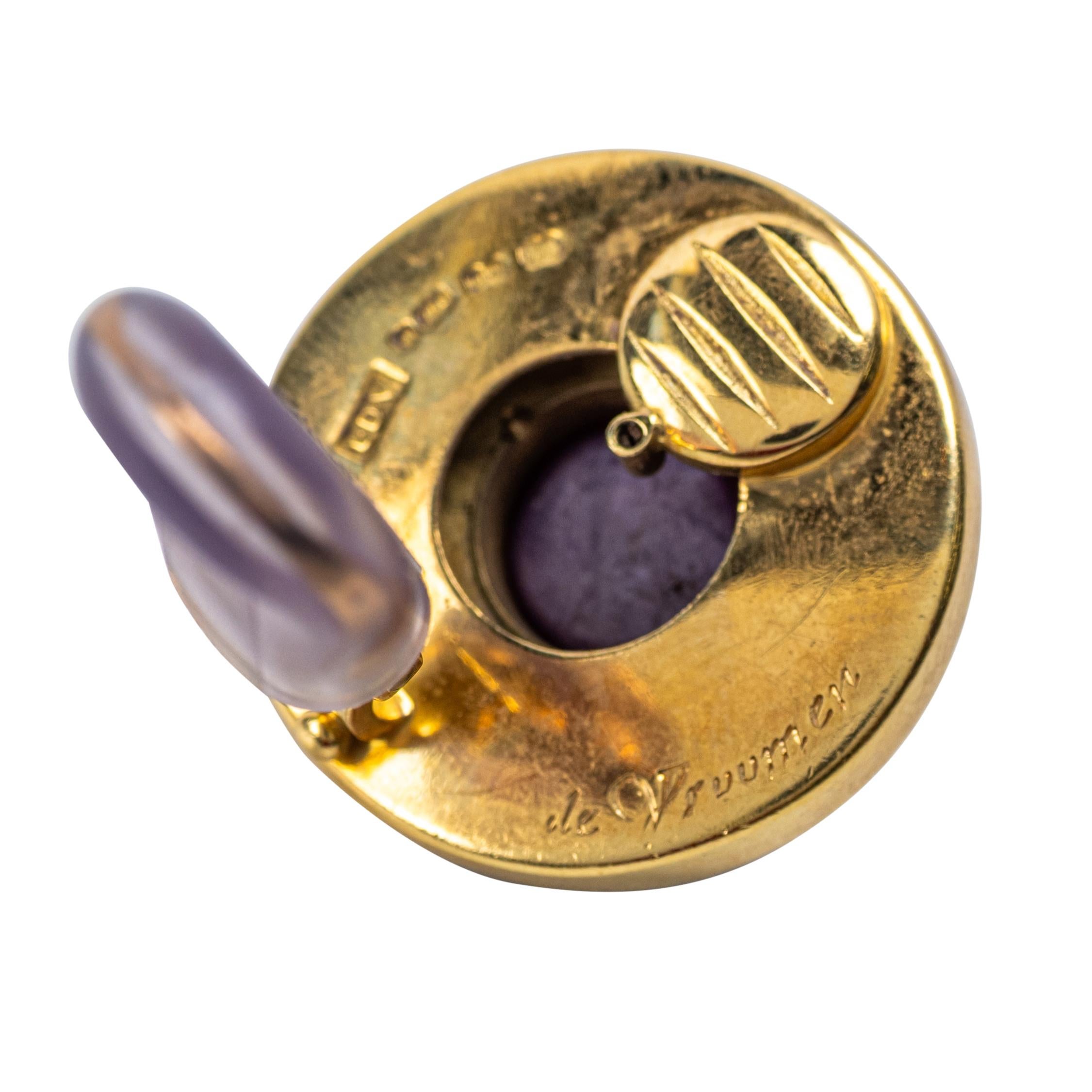 Leo de Vroomen, fermaglio per orecchie in oro 18 carati, smalto e stella di rubino

Uno squisito paio di clip per orecchie firmate Leo de Vroomen, magistralmente realizzate in oro 18 carati. Ognuno di essi presenta un luminoso rubino cabochon, che