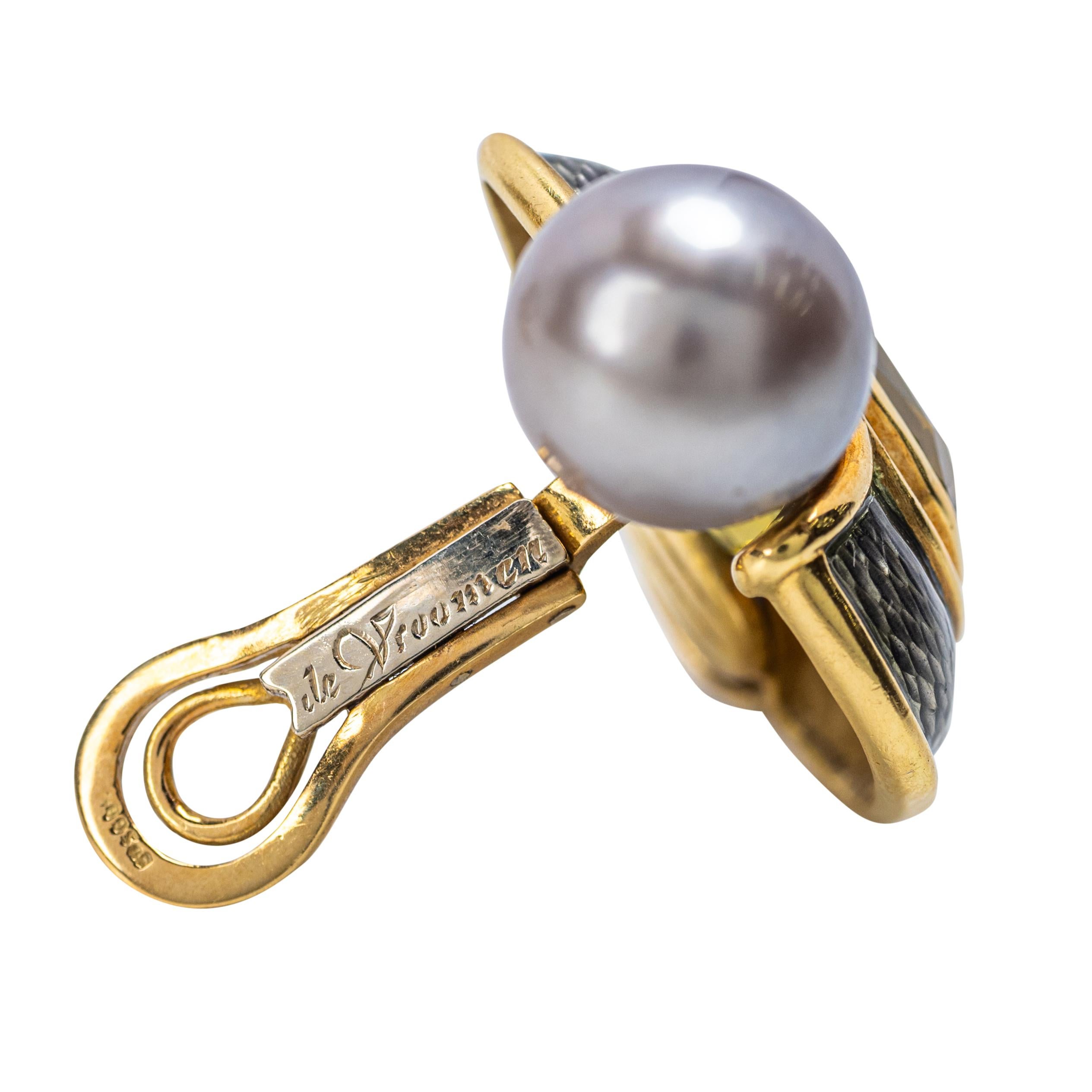 Leo de Vroomen, fermaglio per orecchie in oro 18 carati, tormalina, zaffiro e perle

Un paio di clip per orecchie firmate Leo de Vroomen, che mostrano la celebre fusione di geometria audace e colore pittorico del designer. Ogni orecchino è