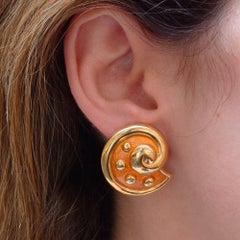 Leo de Vroomen Ohrclips aus 18 Karat Gelbgold und pfirsichfarbener Emaille