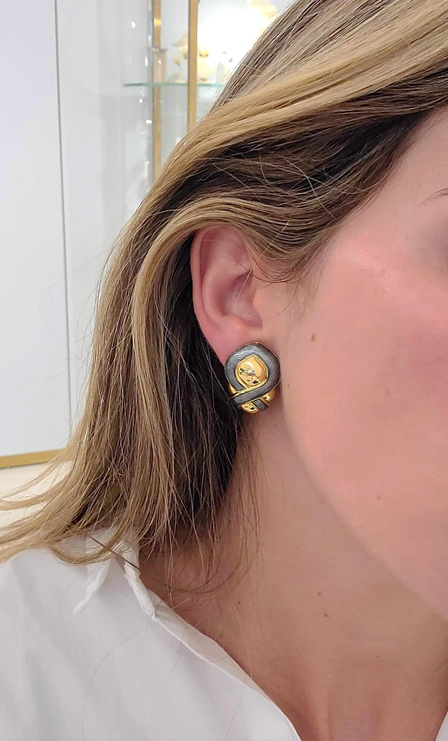 Leo De Vroomen 18 Karat Yellow Gold and Guilloche Grey Enamel Earrings In New Condition For Sale In New York, NY