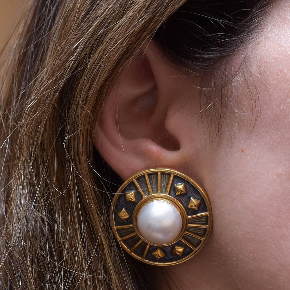 These beautiful large round 18kt yellow gold and 14mm pearls created by Leo de Vroomen are further enhanced by gunmetal enamel.  Featuring clip-backs appropriate for non-pierced ears. The clip-backs bear the hallmark of the designer and are signed