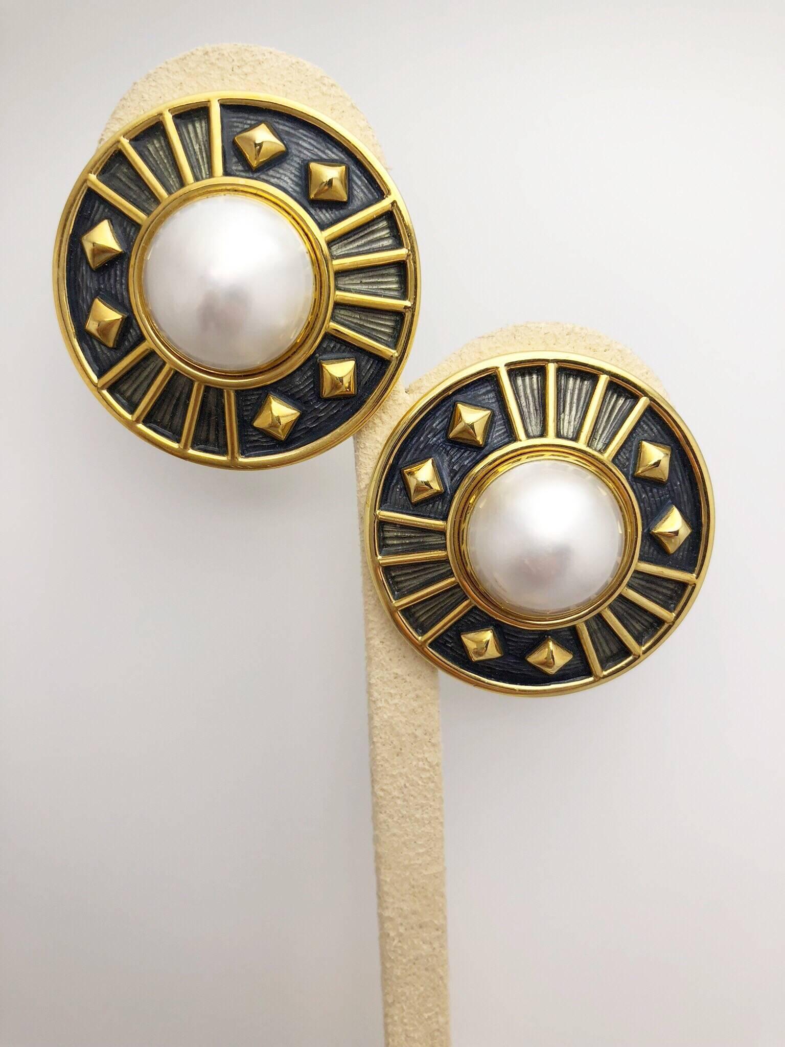 Moderne Leo de Vroomen Clips d'oreilles en or jaune 18 carats, émail bronze et perles de mabé en vente