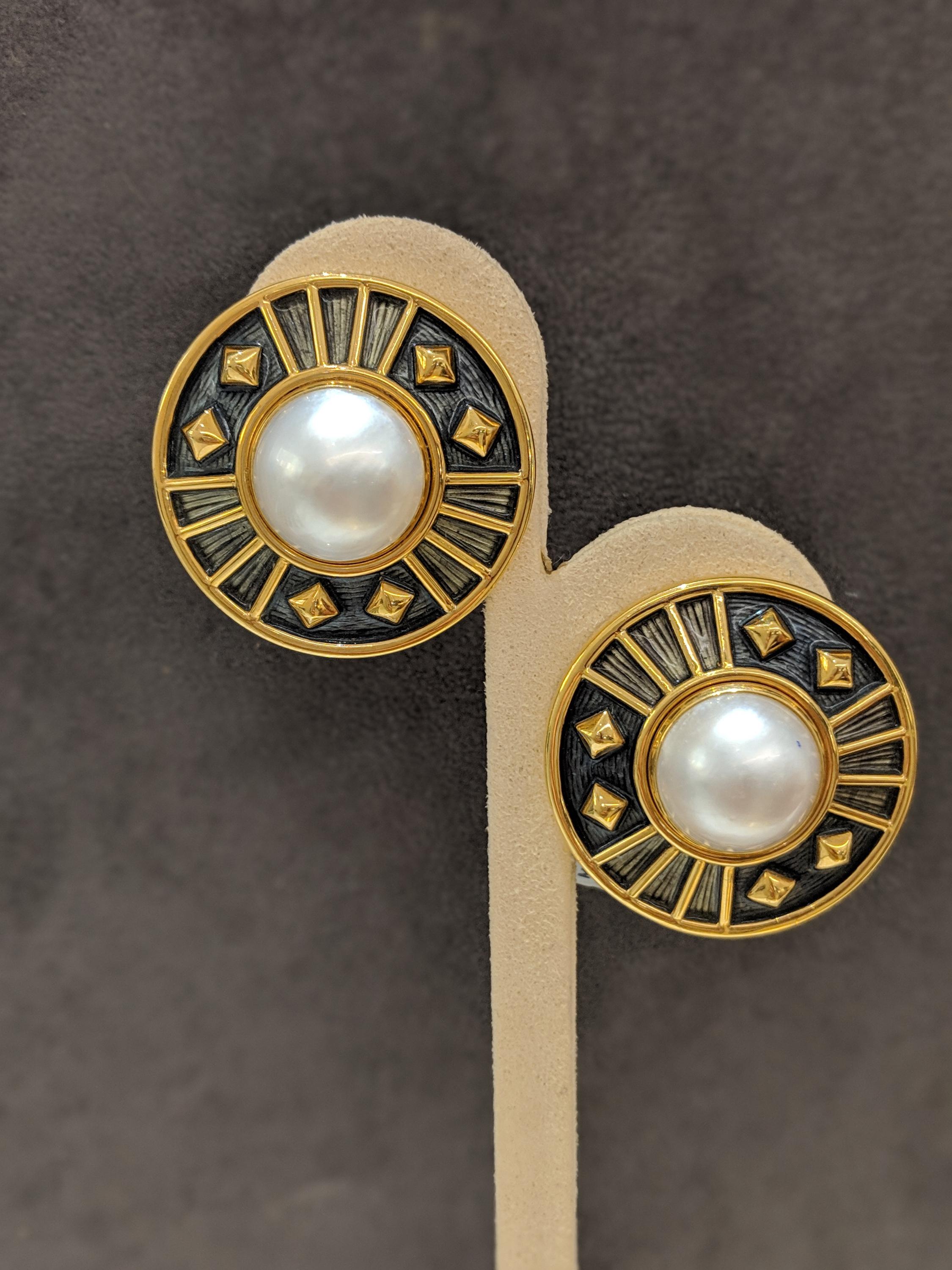 Taille ronde Leo de Vroomen Clips d'oreilles en or jaune 18 carats, émail bronze et perles de mabé en vente