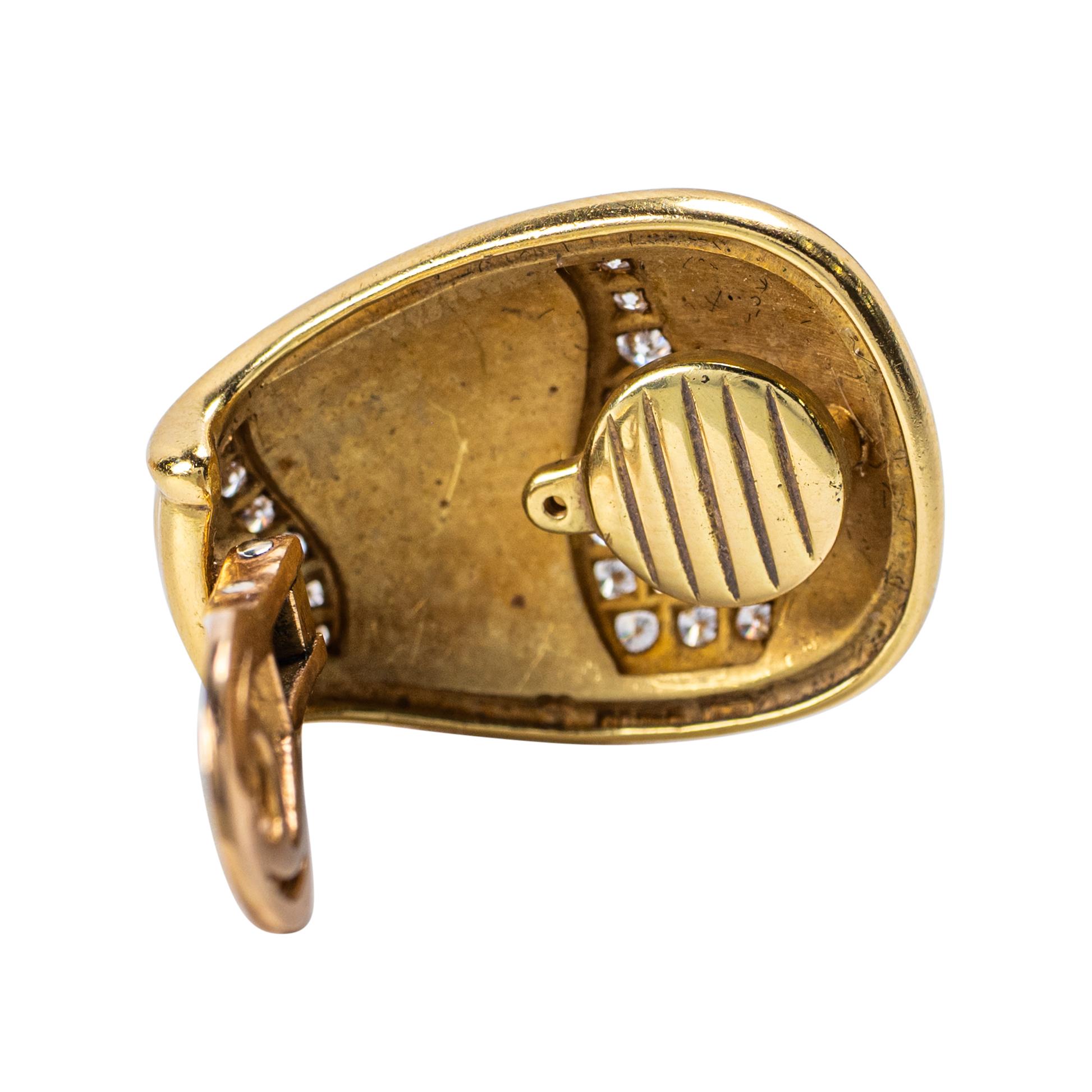 Leo de Vroomen, fermaglio per orecchie in oro 18 carati, smalto e diamanti (firmato)

I sorprendenti fermagli per orecchie di Leo de Vroomen, realizzati a mano in oro giallo 18 carati con linee fluide e scultoree. Gli accenti di smalto traslucido si