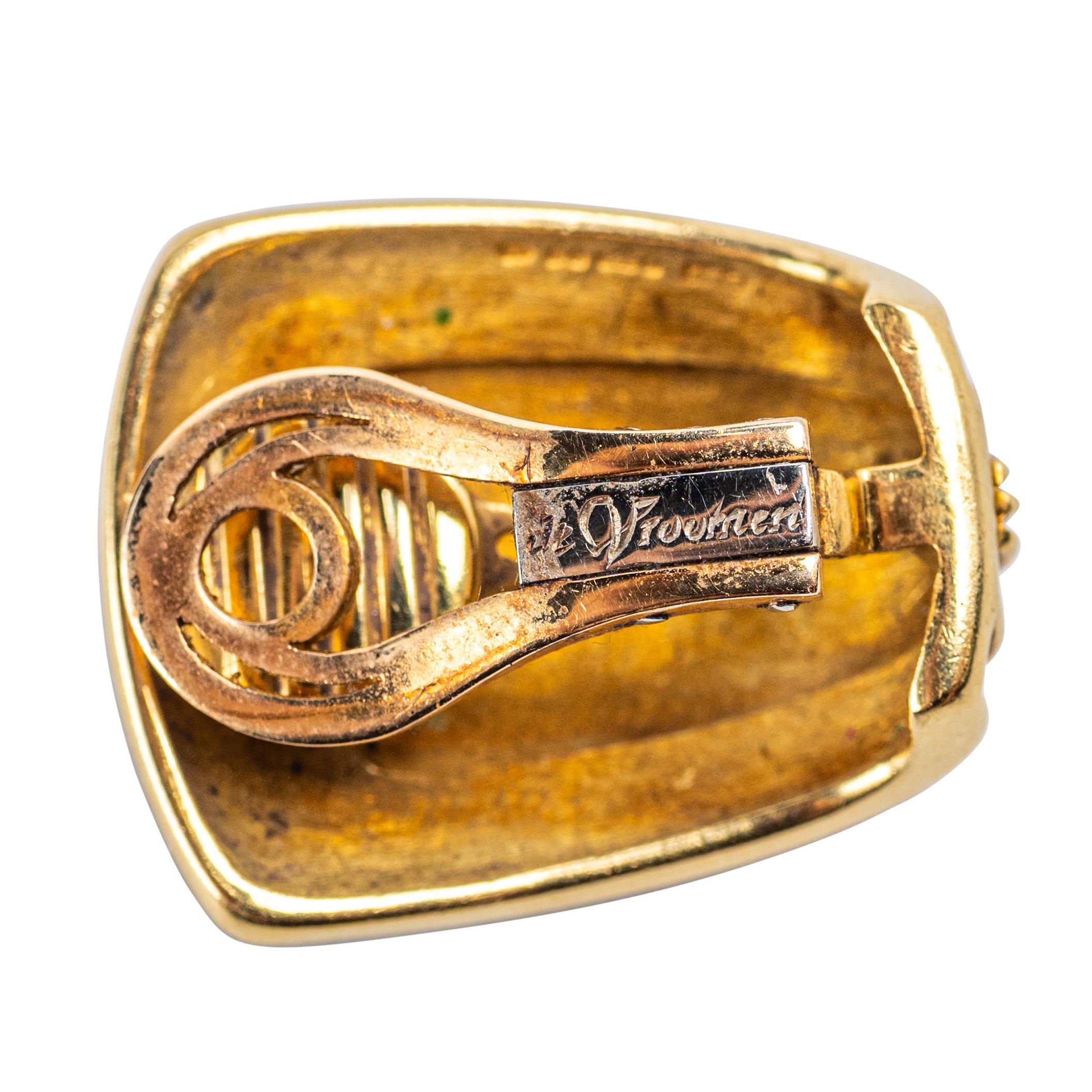 Leo de Vroomen, fermagli per orecchie in oro giallo 18 carati e smalto blu

Un classico ed elegante paio di clip per orecchie del maestro gioielliere Leo de Vroomen, realizzato in oro giallo 18 carati con un design a coste e dimensionale