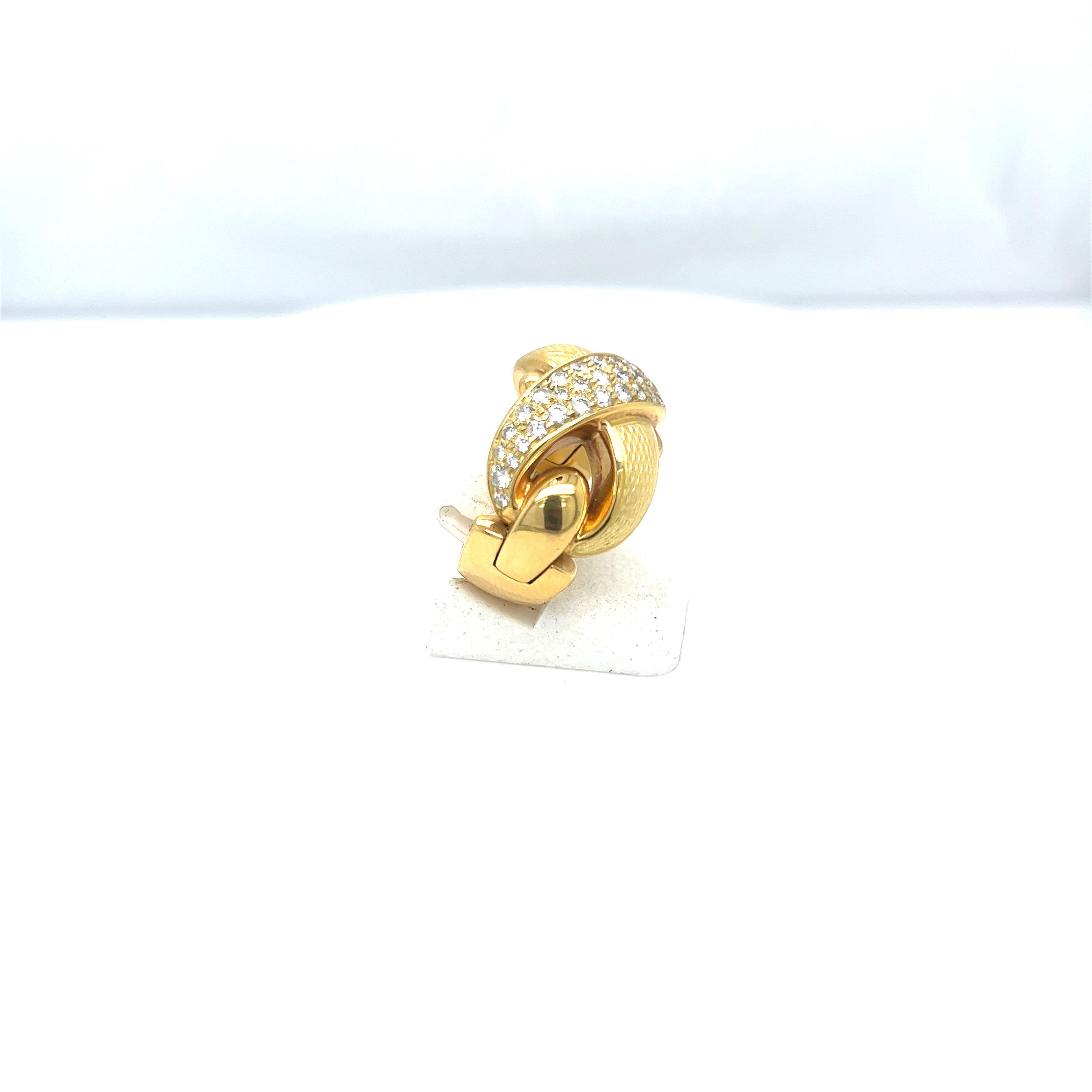 Started in 1967 by Leo and Ginnie de Vroomen the company is known for bold and innovative designs. Distinctive from the start, the renowned company is simply known as de Vroomen.
This  18 karat yellow gold ring is designed using guicholle enamel in