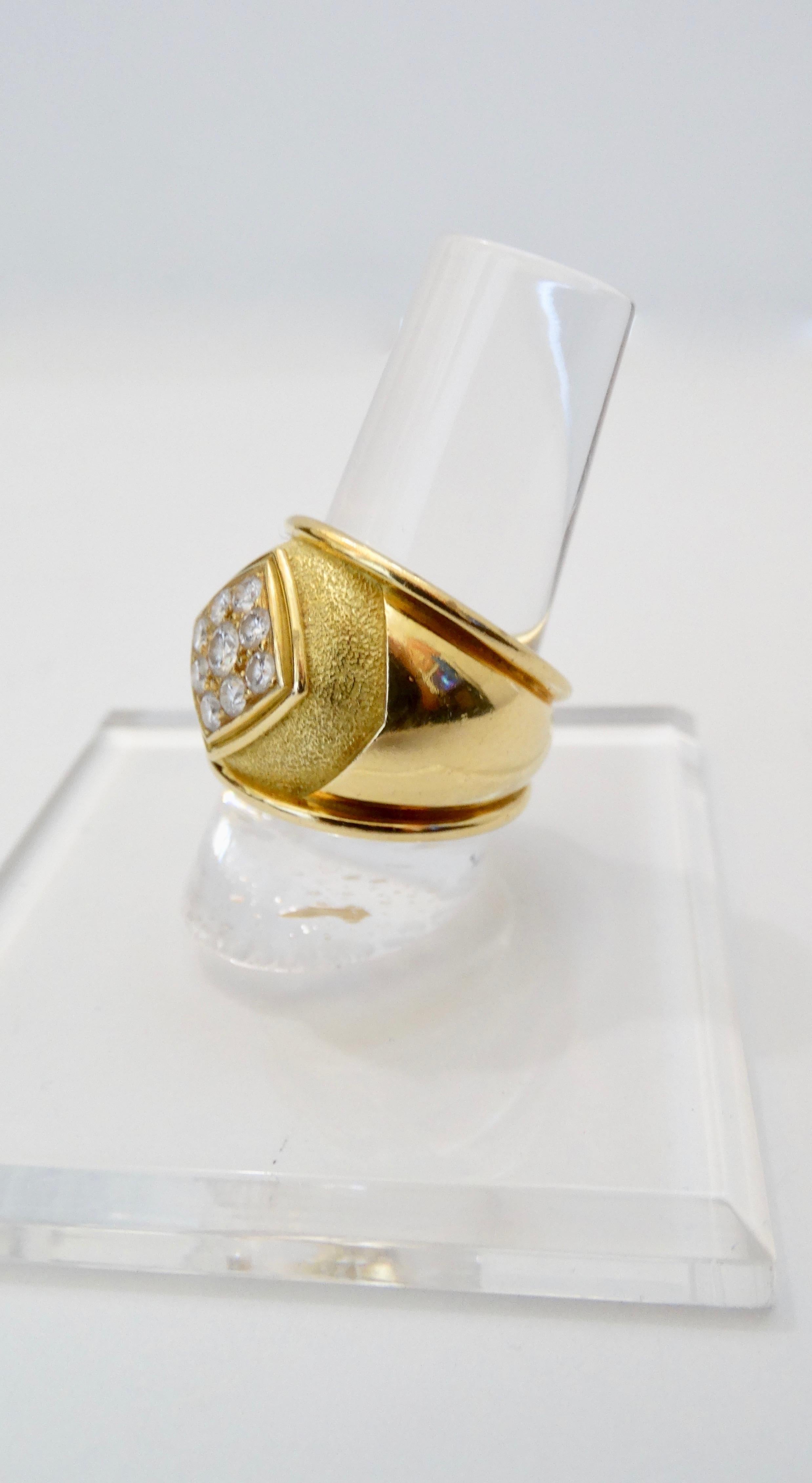 Amazing Leo de Vroomen 18k Gold ring circa 1980s. Il s'agit d'un anneau épais en or lisse et texturé et d'un centre de diamants en relief qui comprend une grappe de diamants de 0,33 carat. Le poids total en grammes est de 16,3 et c'est une taille 7.