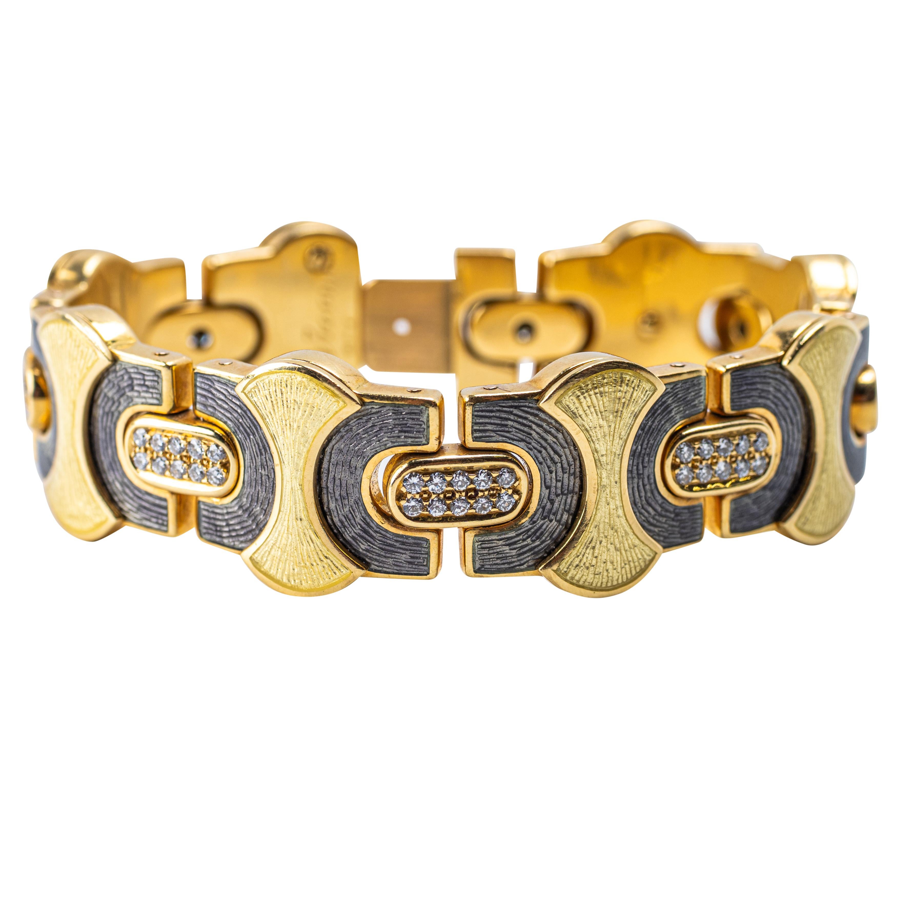 Leo de Vroomen - Bracciale con smalto e diamanti

Composto da maglie articolate in oro 18 carati, che alternano pannelli incurvati e strutturati a maglie intarsiate con smalto traslucido e pavé di diamanti taglio brillante; firmato De Vroomen sulla