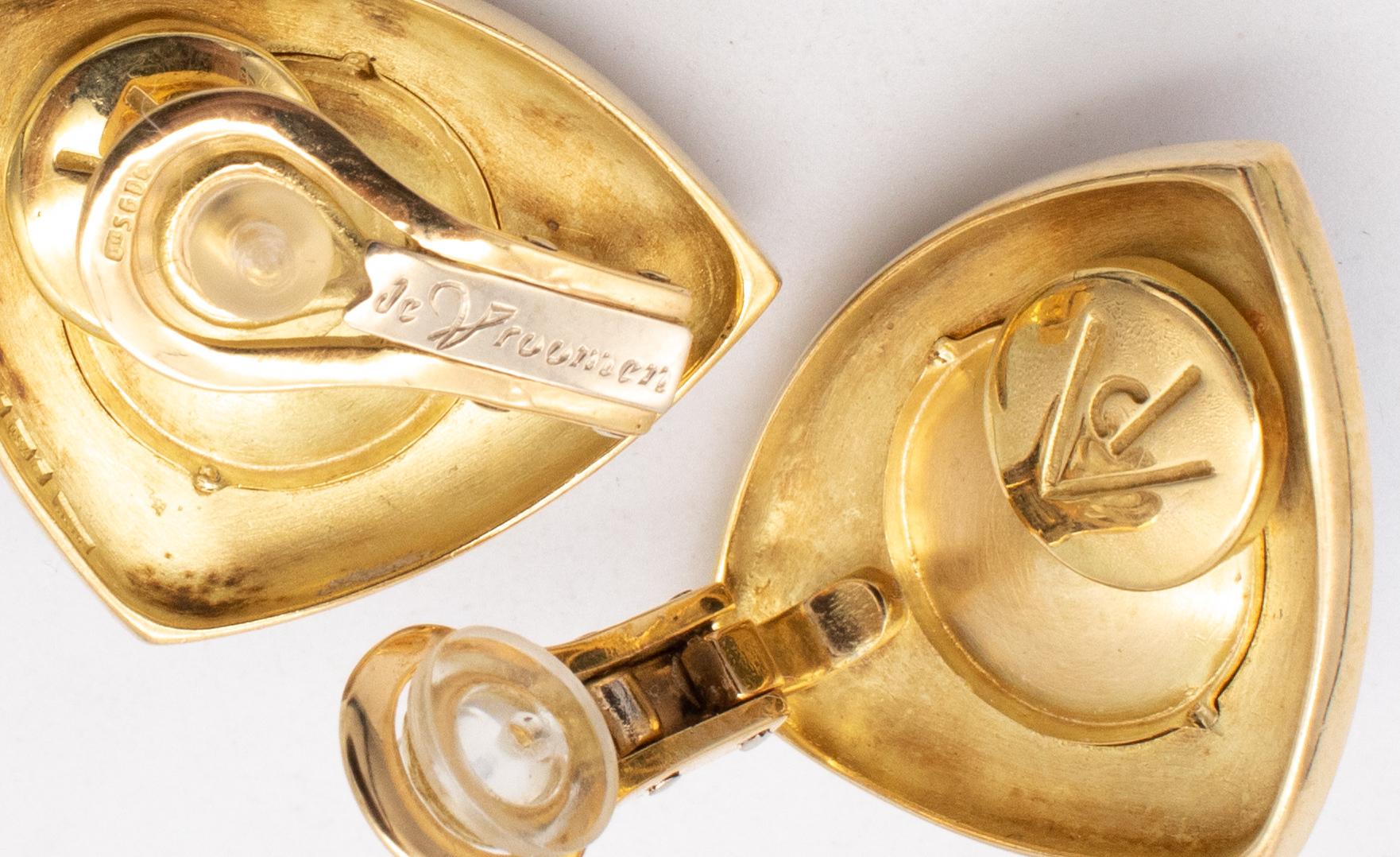 Leo De Vroomen London emaillierte Clips-Ohrringe aus 18 Karat Gold mit 24,5 Karat Türkis, London (Cabochon) im Angebot