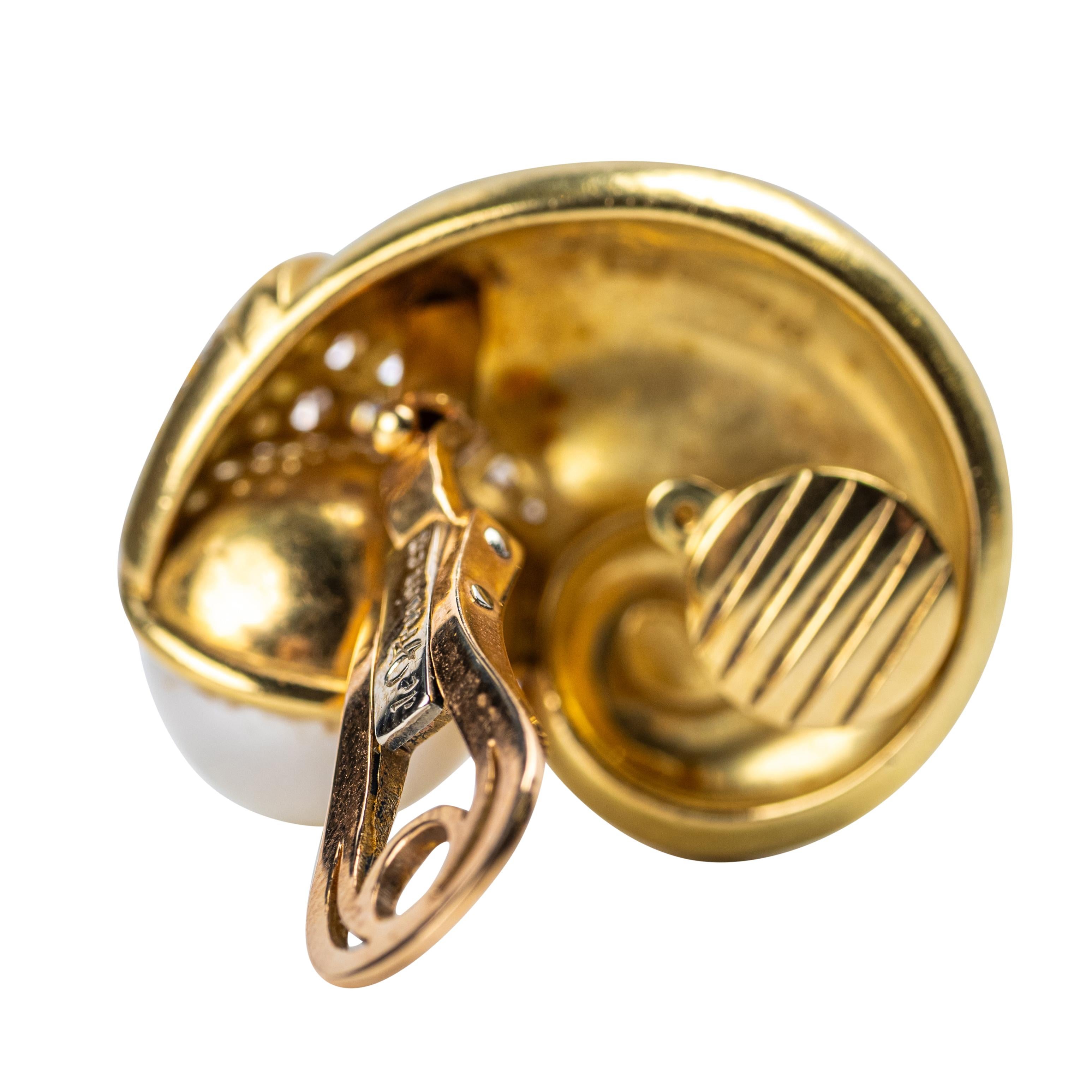 Perlina Leo de Vroomen, Coppia di fermi per orecchie in oro 18 carati, perle e diamanti in vendita