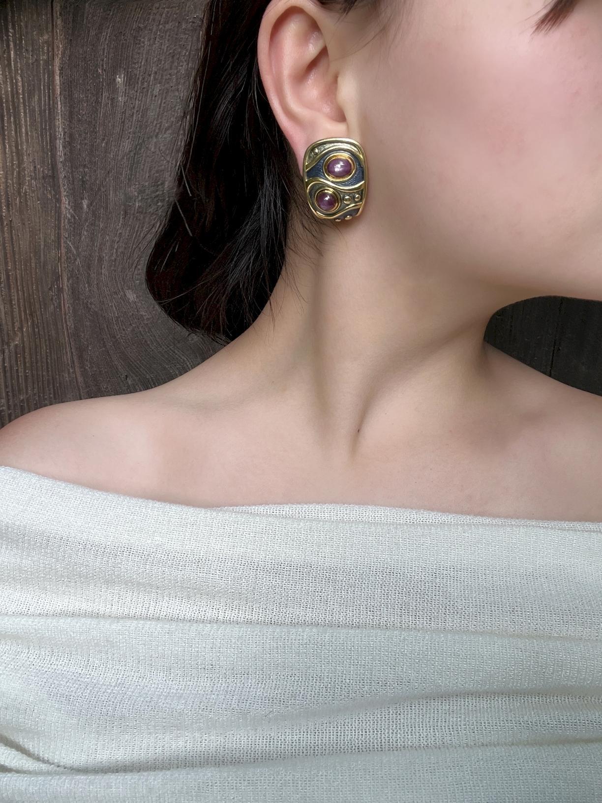 Leo De Vroomen Star Ruby and Enamel Ear Clips 18K Gold

A Fine & characteristic example of ear clips finely executed by famed Jewelry House of Leo De Vroomen, highlighting a unique design with Guilloche Enamel and (4) mounted Star Ruby