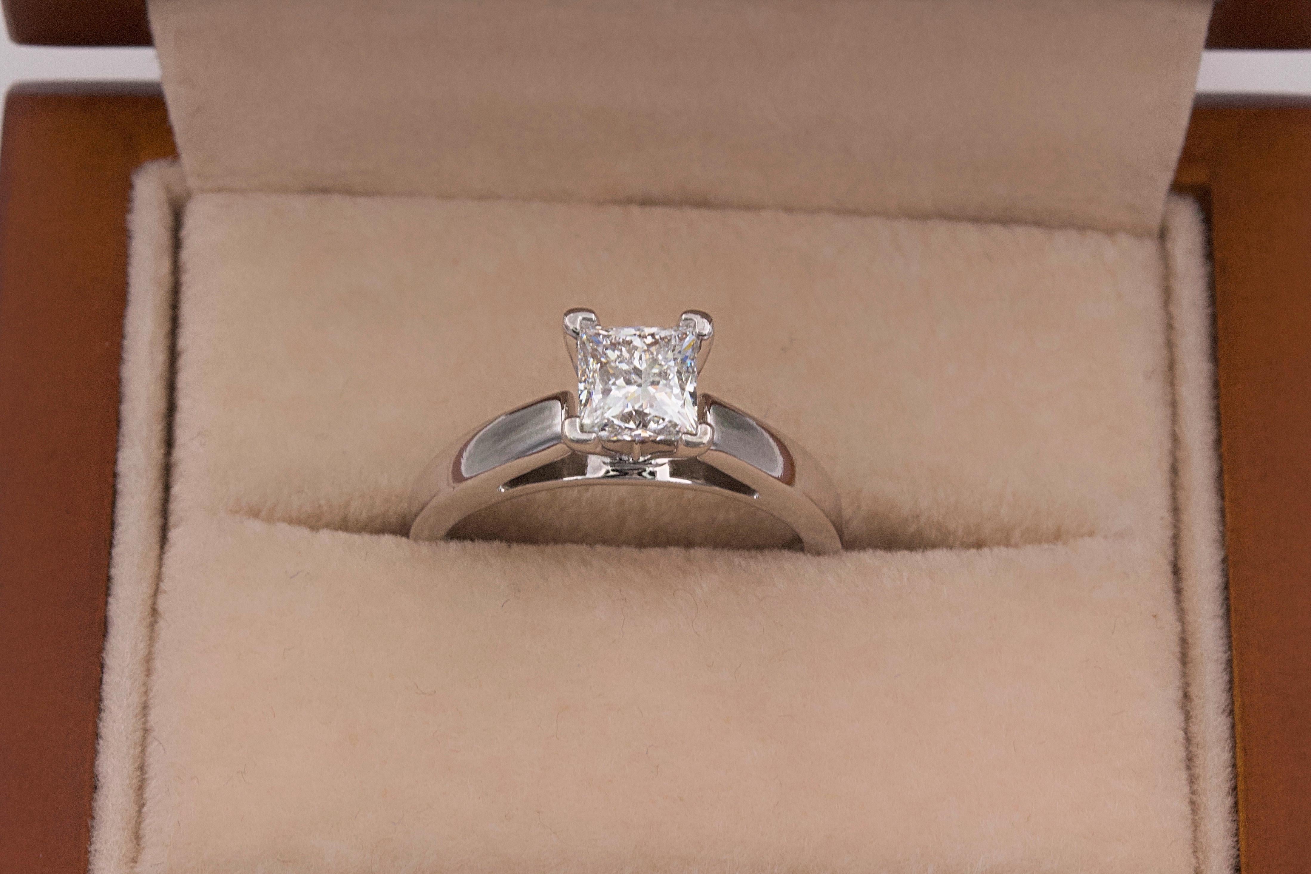 Leo Bague de fiançailles princesse avec diamant de 0,73 carat E VS1 et certificats en or 14 carats en vente 5