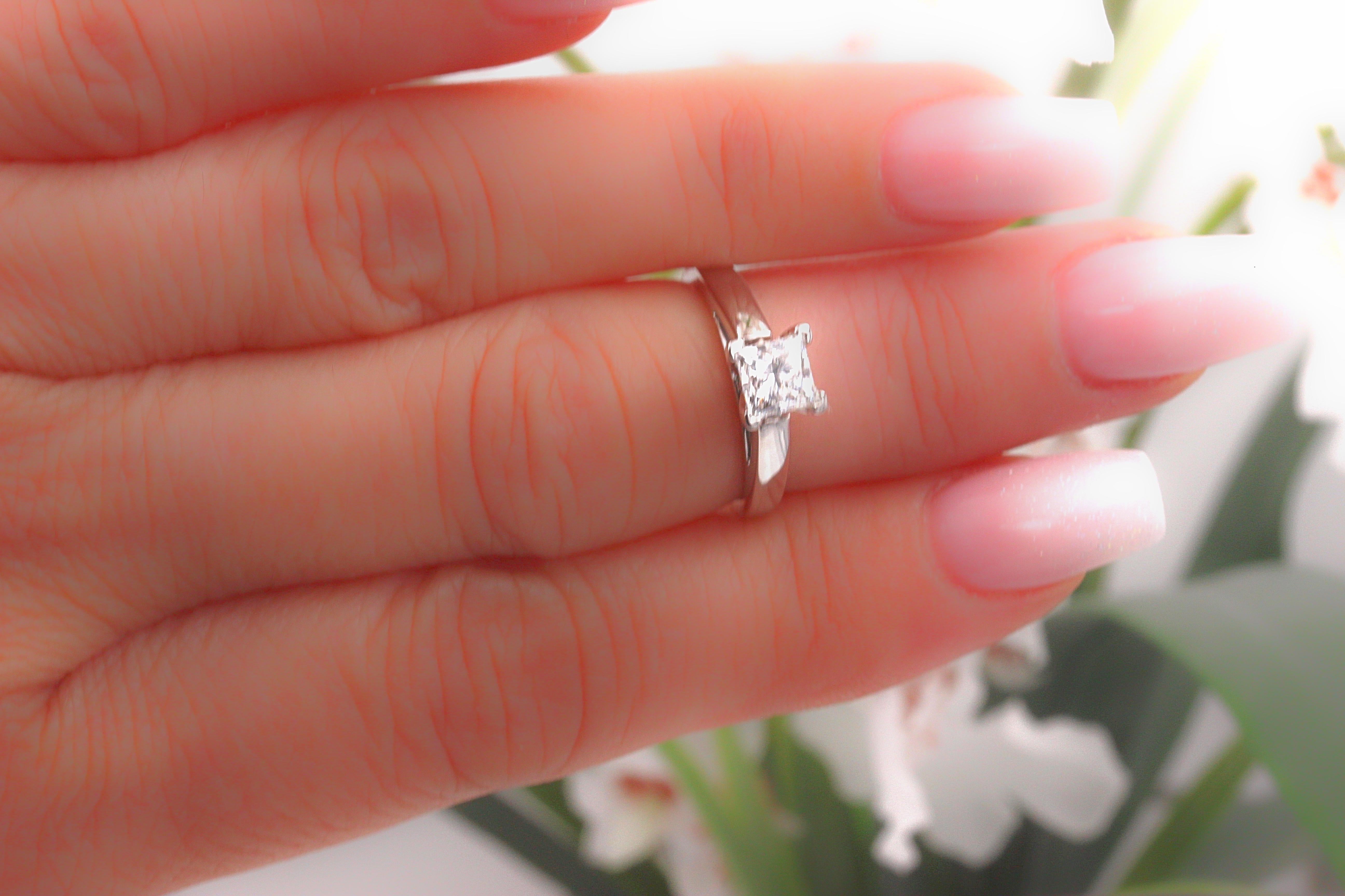 Leo Diamond Engagement Ring Princess 0.73 Carat E VS1 14 Karat Gold Certificates For Sale 1