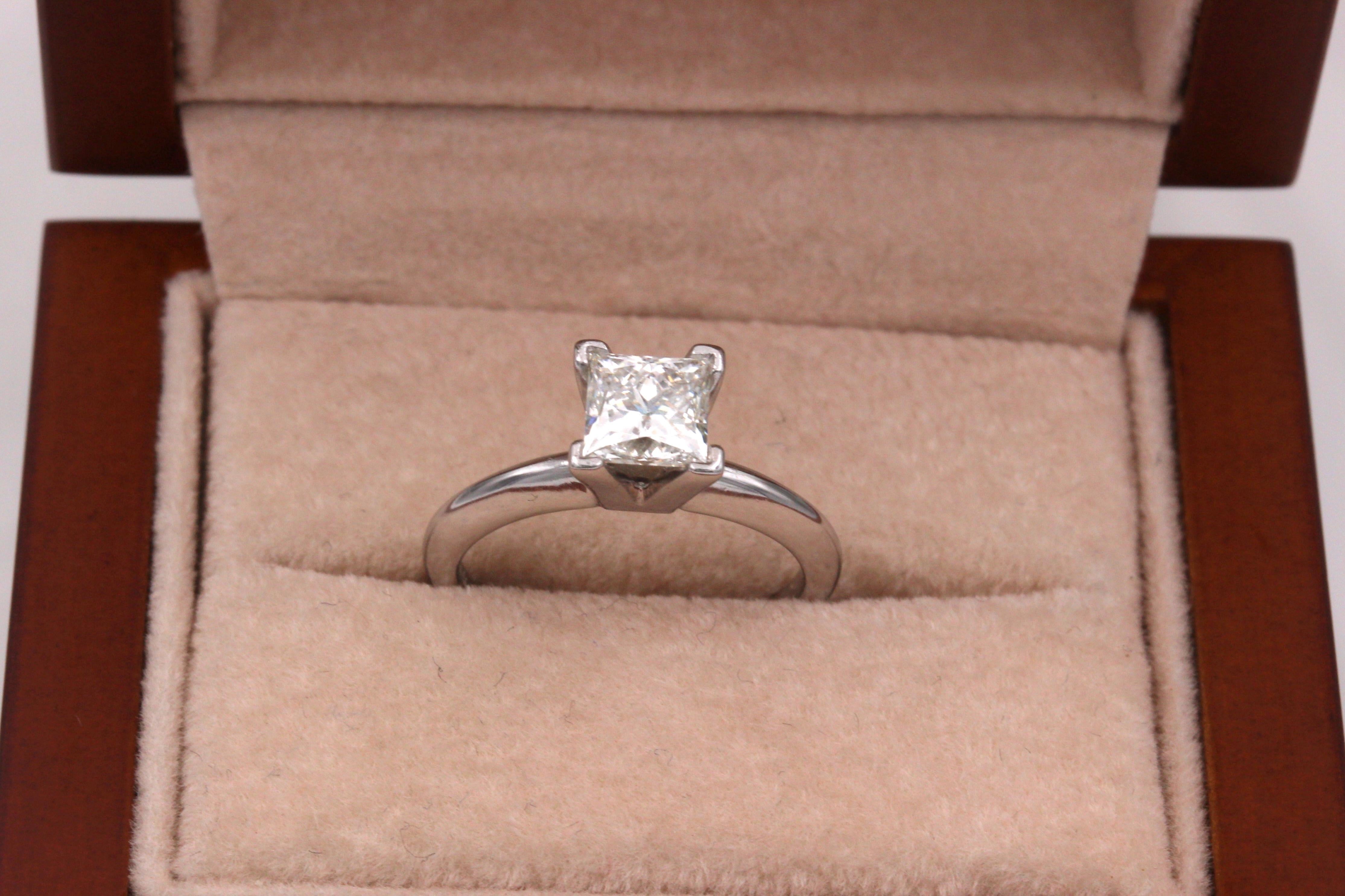 Leo Diamond Engagement Ring Princess 0.95 Carat I VS1 14 Karat Gold Certificates For Sale 3