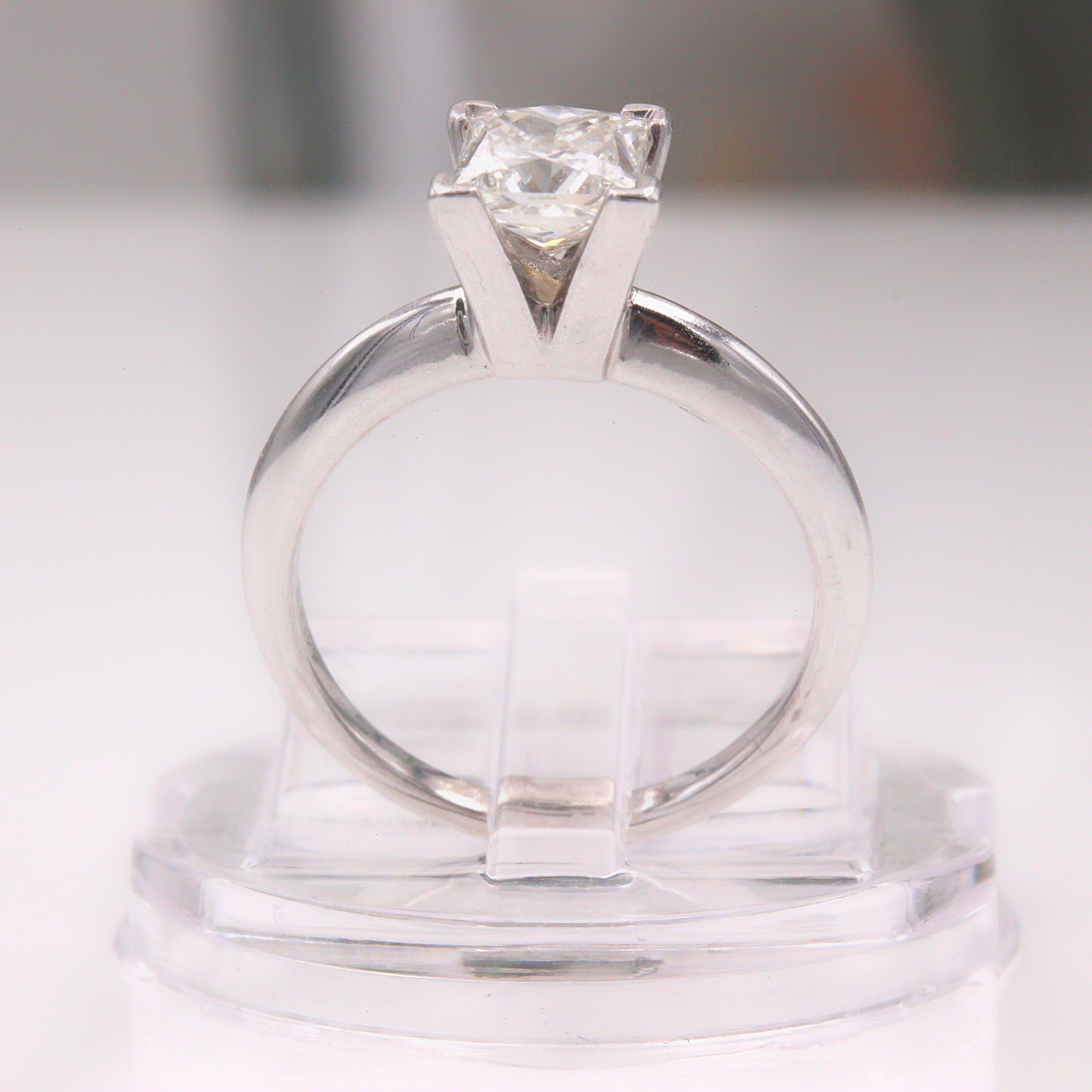 Leo Diamond Engagement Ring Princess 0.95 Carat I VS1 14 Karat Gold Certificates For Sale 4